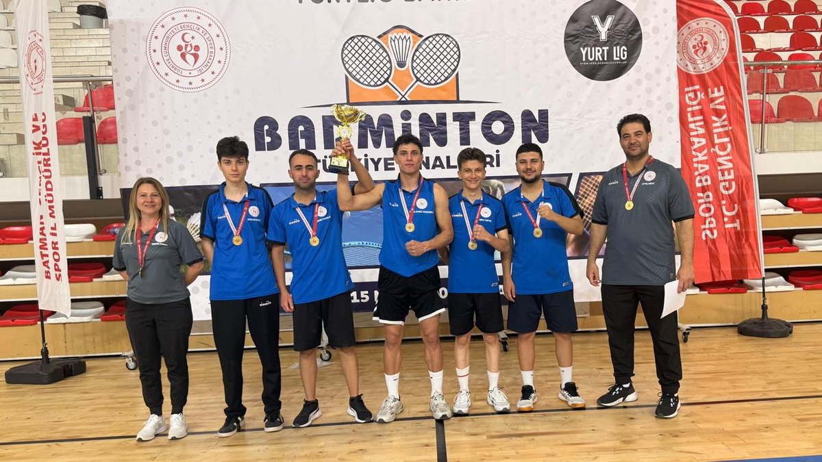 AydinKYGM's tweet photo. Şampiyonluk kupası Aydın’a🏆

09-15 Mayıs tarihlerinde Batman’da gerçekleşen Badminton Yurt Lig müsabakalarında, Aydın Güzelhisar Yurt Müdürlüğü Erkek takımımız 8 güçlü rakibini de namağlup devirerek zirveye adını yazdırdı.🥇🏸

Namağlup şampiyonlarımızı yürekten kutluyoruz.💪 https://t.co/YL0dYsshuz