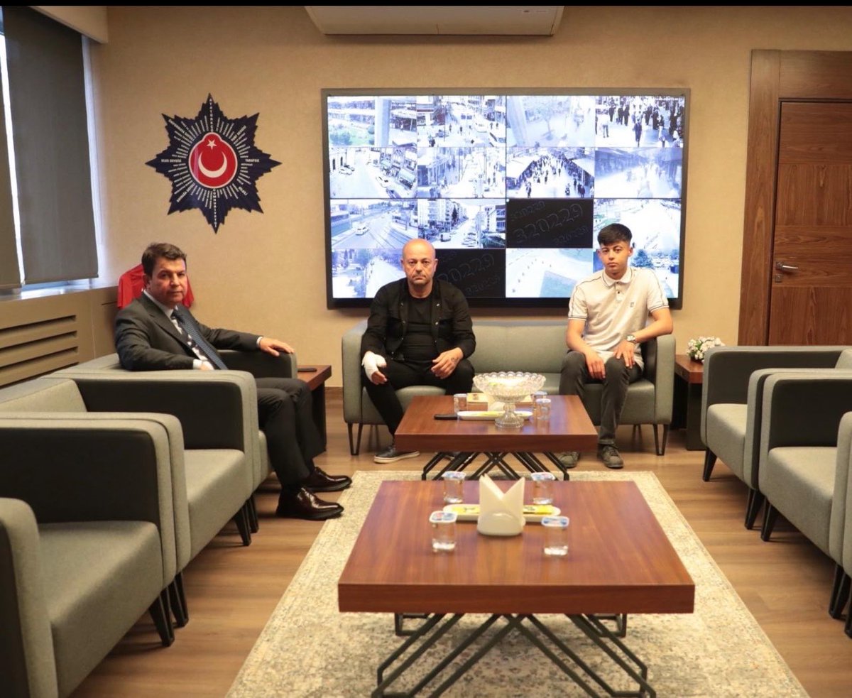 GundemiAntep27's tweet photo. Gaziantep’te meydana gelen saldırı olayı sırasında gösterdiği cesaret ve soğukkanlı tavrıyla takdir toplayan taksi sürücüsü Ramazan Yıldırım,Gaziantep İl Emniyet Müdürlüğü tarafından ödüllendirildi.

Olay anındaki örnek davranışı nedeniyle Ramazan Yıldıram’a plaketi, Gaziantep İl Emniyet Müdürü Celal Özcan verdi.