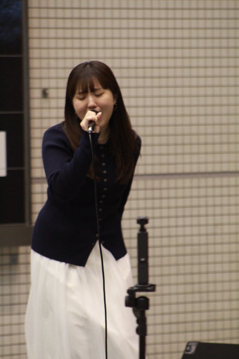HironobuOhmura's tweet photo. 浜松町131ライブ

今日も供給受けに行きました。仕事でだいぶパワハラくらってるのでほんと癒しになる。

いろんな方が足を止めてくれて写真や動画を撮ってました。もっと広まるべきよ。
今日は大人っぽい感じがとても良かったです。
#唯織
@iori_____ii https://t.co/uG3XRfKNyA