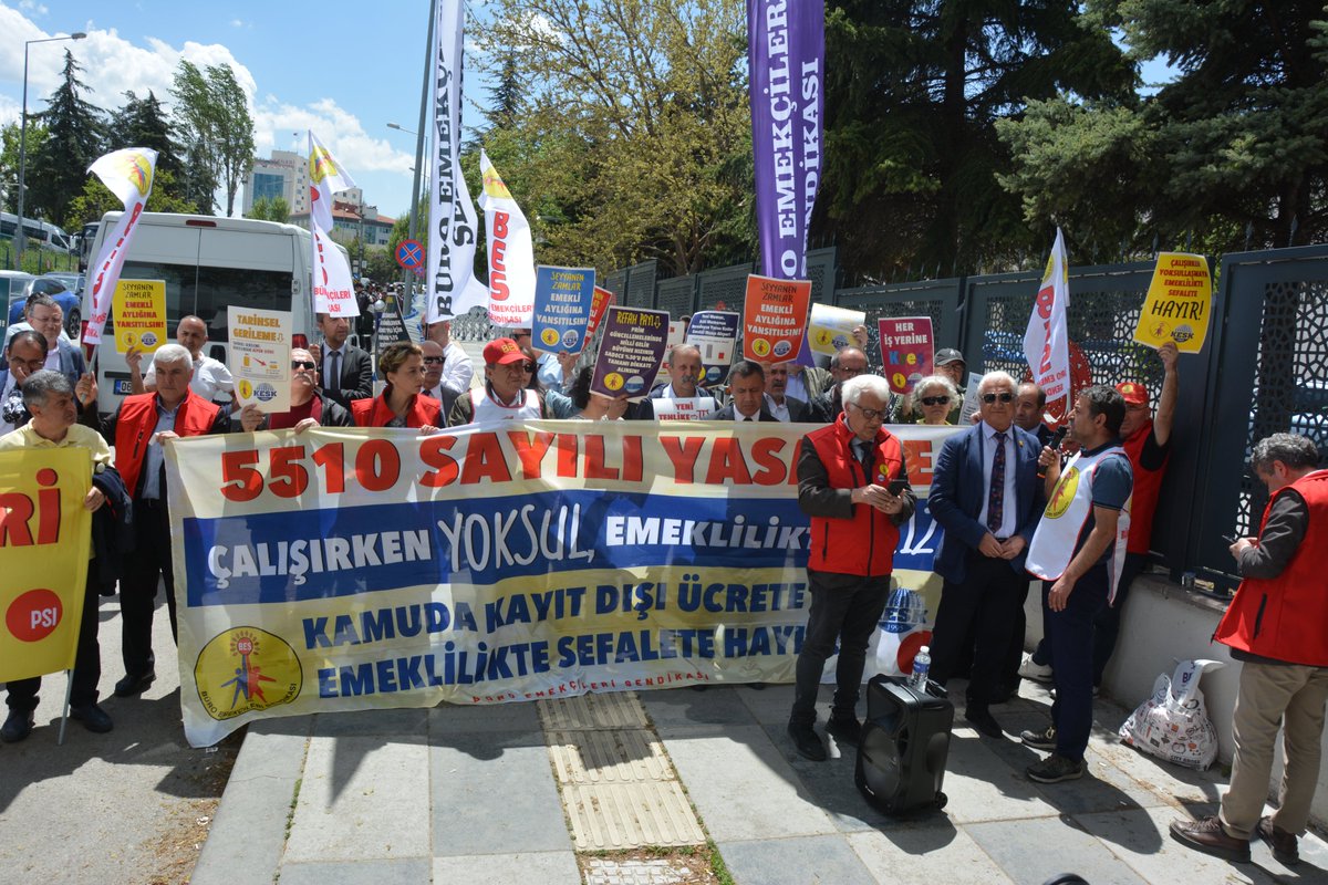 BES_Gnl_Mrk's tweet photo. 📍Çalışma ve Sosyal Güvenlik Bakanlığı önünden seslendik:
"Çalışırken yoksullaşmaya, emeklilikte sefalete hayır!"

✔️ Tam sigorta istiyoruz: Tüm ek ödemeler emekliliğe yansıtılmalıdır.
✔️ 666 Sayılı KHK mağduriyeti giderilmeli, gasp edilen haklar iade edilmelidir.
✔️ Emeklilikte insanca yaşam için ABO yükseltilmeli, refah payı artırılmalıdır.
✔️ En düşük emekli aylığı, en düşük memur maaşının altında olmamalıdır.
✔️ 3600 ek gösterge tüm kamu emekçilerine ayrım yapılmaksızın uygulanmalıdır.

Kamuda kayıt dışı ücrete ve emeklilikte sefalete hayır!

#Ankara
#14Mayıs
#EmeklilikteSefaleteHayır
#TamSigorta
#BES
#BESeÜyeOl #KatılDeğiştirelim