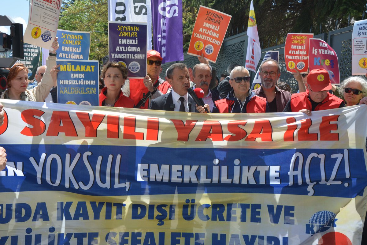 BES_Gnl_Mrk's tweet photo. 📍Çalışma ve Sosyal Güvenlik Bakanlığı önünden seslendik:
"Çalışırken yoksullaşmaya, emeklilikte sefalete hayır!"

✔️ Tam sigorta istiyoruz: Tüm ek ödemeler emekliliğe yansıtılmalıdır.
✔️ 666 Sayılı KHK mağduriyeti giderilmeli, gasp edilen haklar iade edilmelidir.
✔️ Emeklilikte insanca yaşam için ABO yükseltilmeli, refah payı artırılmalıdır.
✔️ En düşük emekli aylığı, en düşük memur maaşının altında olmamalıdır.
✔️ 3600 ek gösterge tüm kamu emekçilerine ayrım yapılmaksızın uygulanmalıdır.

Kamuda kayıt dışı ücrete ve emeklilikte sefalete hayır!

#Ankara
#14Mayıs
#EmeklilikteSefaleteHayır
#TamSigorta
#BES
#BESeÜyeOl #KatılDeğiştirelim