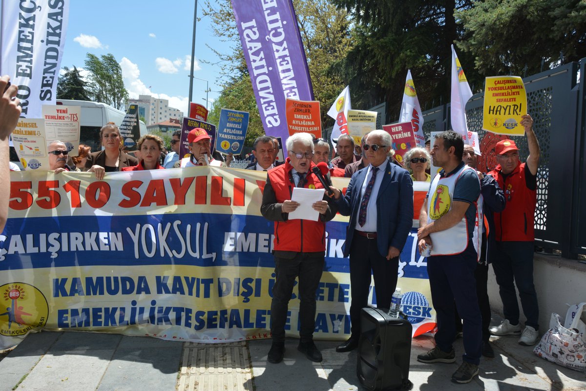 BES_Gnl_Mrk's tweet photo. 📍Çalışma ve Sosyal Güvenlik Bakanlığı önünden seslendik:
"Çalışırken yoksullaşmaya, emeklilikte sefalete hayır!"

✔️ Tam sigorta istiyoruz: Tüm ek ödemeler emekliliğe yansıtılmalıdır.
✔️ 666 Sayılı KHK mağduriyeti giderilmeli, gasp edilen haklar iade edilmelidir.
✔️ Emeklilikte insanca yaşam için ABO yükseltilmeli, refah payı artırılmalıdır.
✔️ En düşük emekli aylığı, en düşük memur maaşının altında olmamalıdır.
✔️ 3600 ek gösterge tüm kamu emekçilerine ayrım yapılmaksızın uygulanmalıdır.

Kamuda kayıt dışı ücrete ve emeklilikte sefalete hayır!

#Ankara
#14Mayıs
#EmeklilikteSefaleteHayır
#TamSigorta
#BES
#BESeÜyeOl #KatılDeğiştirelim