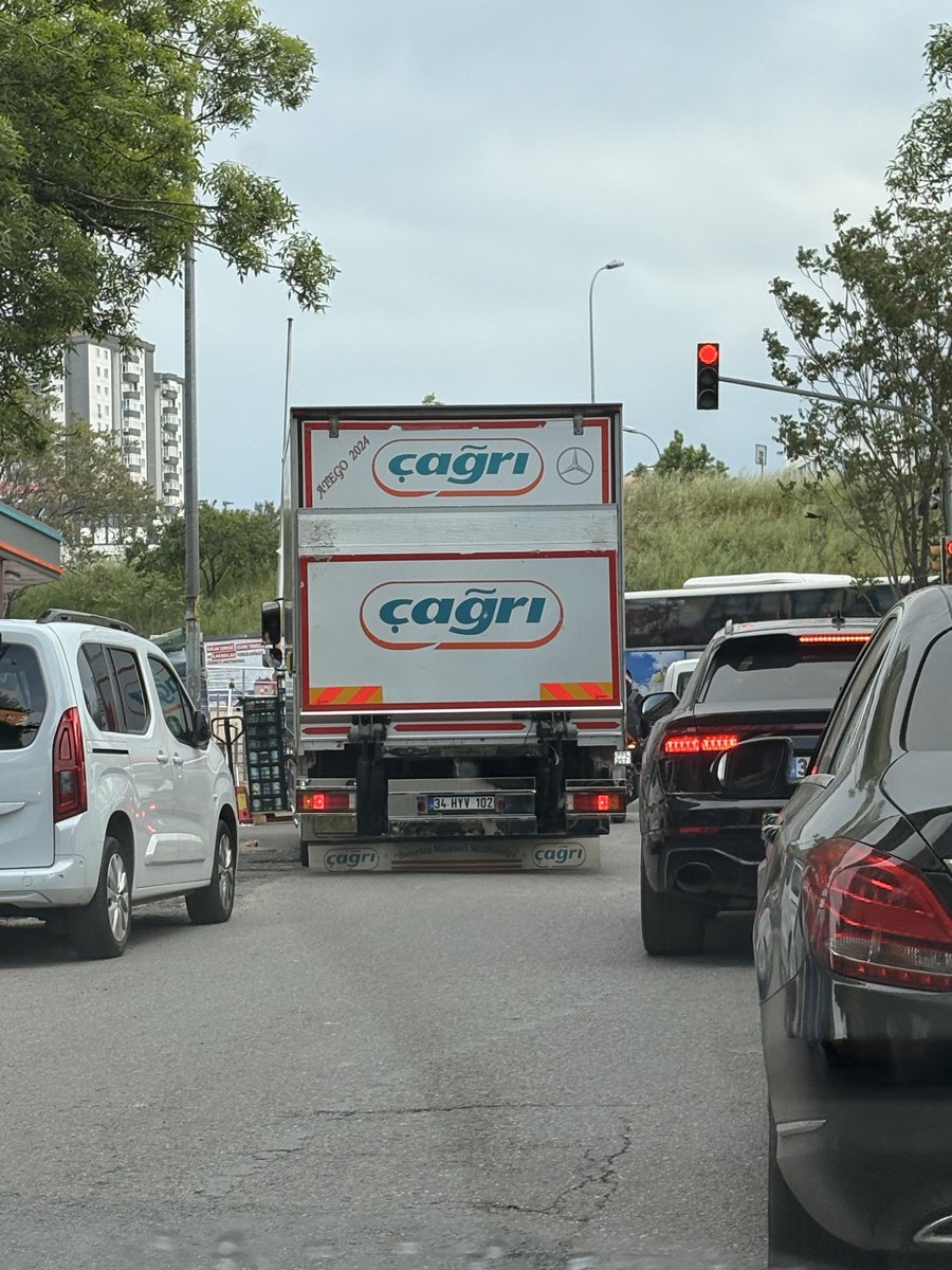 aysears_'s tweet photo. @cagrimarketleri Kozyatağı şubesi önündeki 3 şeritli yol her sabah tek şeride düşüyor. Işıklar hep kilit. Bu sabah saat 09:00’da çekildi. Ben bugün itibariyle her sabah bu rezilliği buradan paylaşmayı vazife edindim, bilginize. @trafiksubesi @istanbulRadar34 @TrafikEgm https://t.co/lDA2kQxfRc