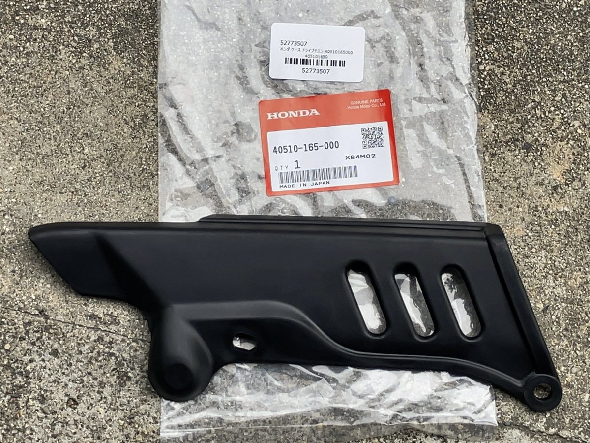 Amommae's tweet photo. モンキーのチェーンガード。

調べてみたら純正新品がまだ出たので注文して取り付け。ネジ類も新品に。

リアのスプロケも交換。
純正37Tから、別年式の純正31Tに。 https://t.co/WGur1NxIqF