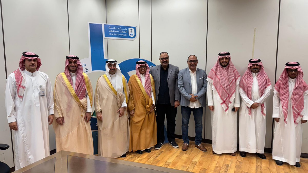 krmk2015's tweet photo. الحمد لله ما تمّ جهدٌ إلا بعونه، ولا اكتمل سعيٌ إلا بتوفيقه..

ناقشت اليوم ـ ولله الحمد ـ رسالتي العلمية، وحصلت على درجة الماجستير من #قسم_الإعلام في #جامعة_الملك_سعود @_KSU د عن رسالتي بعنوان:

«صورة #الأشخاص_ذوي_الإعاقة في موقع التواصل الاجتماعي (إكس) وعلاقتها بمبادرات برنامج التحول الوطني – دراسة مسحية»

وذلك تحت إشراف سعادة أ.د. محمد بكير، ومناقشة كلٍ من سعادة د. فيصل العنزي، وسعادة د. هيثم يونس.

كما أتقدم بخالص الشكر والتقدير لسعادة الرئيس التنفيذي لـ #هيئة_رعاية_الأشخاص_ذوي_الإعاقة د. هشام الحيدري، على حضوره جلسة المناقشة، ولسعادة نائب الرئيس التنفيذي لشؤون التواصل والتمكين م. فراس الذكير، ولأصحاب السعادة أعضاء هيئة التدريس، والأسرة، والأصدقاء، وكل من دعمني وساندني خلال رحلتي العلمية.

وأخصّ بالشكر والتقدير سعادة أ.د. محمد بكير، على دعمه وتوجيهه ومساندته طوال مسيرتي الأكاديمية، وما قدّمه من إشراف علمي كان له بالغ الأثر في إنجاز هذه الرسالة وإتمام هذه المرحلة العلمية.

وفي هذه المناسبة، أرفع خالص الشكر وعظيم الامتنان لمقام خادم الحرمين الشريفين الملك سلمان بن عبدالعزيز آل سعود، وسمو سيدي ولي العهد رئيس مجلس الوزراء الأمير محمد بن سلمان بن عبدالعزيز ـ حفظهما الله ـ على ما يحظى به قطاع التعليم والبحث العلمي من دعم واهتمام، وما توليه القيادة الرشيدة من عناية كبيرة بتمكين #الأشخاص_ذوي_الإعاقة وتعزيز مشاركتهم في مختلف المجالات، بما ينسجم مع مستهدفات رؤية السعودية 2030.

الحمد لله على تمام النعمة، وتمام الفضل، وتمام التوفيق.. وأسأل الله أن يجعل هذه الخطوة بداية لمسيرة علمية وعملية تسهم في خدمة الوطن وتمكين #الأشخاص_ذوي_الإعاقة