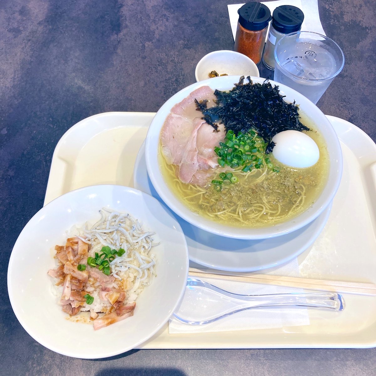 4624tea's tweet photo. 味玉牡蠣塩ラーメンとまかない丼
ぶどう山椒、一味、ピリ辛高菜で味変
牡蠣食べたい、らーめん食べたいを一気に満たせた https://t.co/nNbRX3oOKV