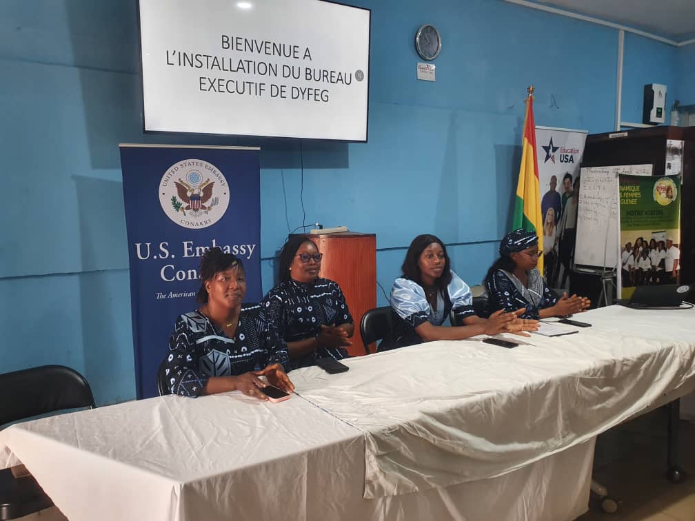EmbassyConakry's tweet photo. Le Coin américain de Sonfonia a organisé une table ronde entre d'anciens participants au programme YALI de Dakar et les « Dynamic Ladies of Guinea » (DYFEG) sur le thème de l'entrepreneuriat féminin en Guinée. Les participants ont examiné les défis auxquels sont confrontées les femmes entrepreneurs et ont échangé des stratégies visant à renforcer le leadership et le développement des entreprises. Par le biais des « Espaces américains » et des réseaux d'anciens participants à des programmes d'échange tels que YALI, l'ambassade des États-Unis soutient le leadership des jeunes, l'autonomisation économique des femmes et une croissance économique inclusive en Guinée. #USenGuinée