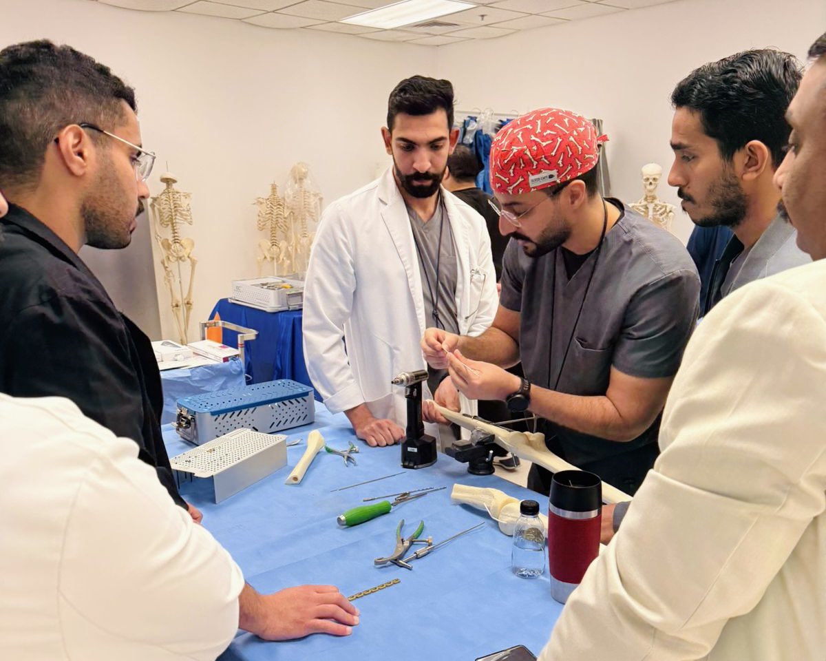 KFMC_RIYADH's tweet photo. دورة متخصصة في أساسيات تثبيت الكسور عبر التدريب الذاتي في جراحة العظام بمركز المحاكاة بـ #مدينة_الملك_فهد_الطبية استهدفت 28 طبيبًا مقيمًا ضمن #تجمع_الرياض_الصحي_الثاني،
لرفع كفاءة التعامل مع حالات الكسور وتنمية المهارات العملية في التثبيت الجراحية https://t.co/U6UQjQMcnO