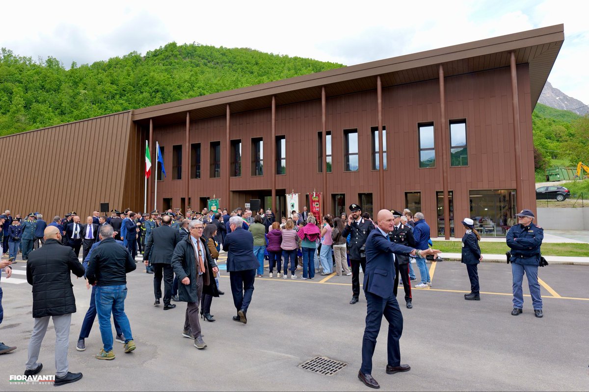 MFSindacoAscoli's tweet photo. Il Ministro dell’Interno, Matteo Piantedosi, nel Piceno! 🫱🏻‍🫲🏽

Ad Arquata del Tronto, insieme al sindaco Michele Franchi, inaugurata la nuova sede di uno dei Comuni maggiormente martoriati dal drammatico terremoto del 2016. https://t.co/PXdRrEQmfs