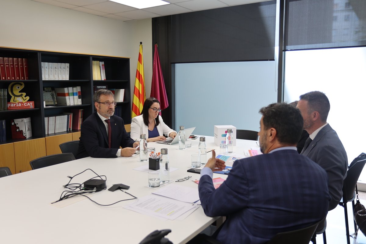 ACMunicipis's tweet photo. 📸El vicepresident primer @IsidrePineda ha mantingut aquest matí una reunió institucional amb el conseller de @llenguacatalana @VilaFx amb l'objectiu d'impulsar la col·laboració en la promoció i el foment del català als municipis https://t.co/yzLQQPQx7E