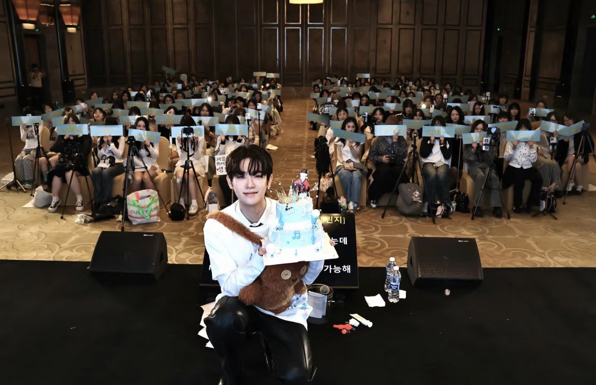 keeeum's tweet photo. [샤오홍슈] 
希望在小琴生日这天，爱琴团也同样幸福

琴洞弦〈OUR GOLDEN TIME〉青岛站—生日场见面会 圆满落幕！！
感谢爱琴团们的配合与支持～
再次祝贺我们的王子洞弦生日快乐🎂

#琴洞弦 #琴洞弦青岛 #琴洞弦0514生日快乐 #想回到510 #感谢所有人 https://t.co/NnPAhfuNJv