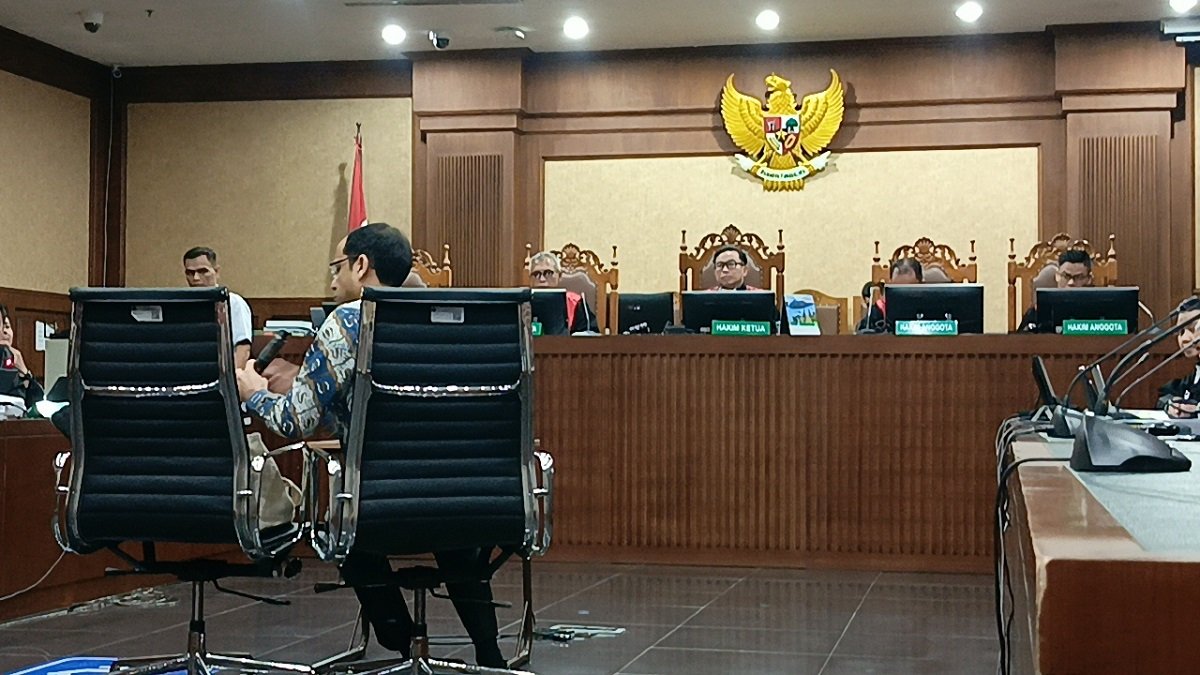 muhsinlabib's tweet photo. IRONI NADIEM

Apa yang sedang dihadapi Nadiem Makarim? Seorang pengusaha muda dengan kenyamanan, kekayaan, dan prestise global, tiba-tiba memilih mendobrak masuk ke ruang gelap birokrasi Indonesia—sebuah arena tempat jebakan politik, dendam kelompok, serta kebutuhan akan kambing hitam tumbuh subur. Datang membawa gagasan modernisasi, digitalisasi, dan efisiensi, ia malah mendapati kenyataan pahit: negeri ini kerap memangsa siapa pun yang sungguh-sungguh ingin memperbaiki keadaan.

Ironinya, seseorang yang bisa menikmati kehidupan elite dunia korporasi justru rela menantang gelombang di birokrasi pendidikan—bidang yang reputasinya sarat kepentingan, penuh balas dendam politik, proyek pragmatis, dan resistensi struktural. Pilihan itu saja menandakan, setidaknya, keinginan nyata untuk mengabdi.

Namun, Indonesia sudah lama punya kebiasaan: mencurigai setiap upaya perubahan. Begitu seorang profesional menjejakkan kaki di pemerintahan, segala kebijakan yang ia bawa didekati dengan kecurigaan nyaris otomatis. Digitalisasi dicap proyek politis; perubahan dipandang ancaman, efisiensi dicurigai sebagai penghilangan rejeki banyak pihak. Kritik-kritik yang muncul pun lebih sering berangkat dari kepentingan mencari kambing hitam daripada dari evaluasi rasional.

Dalam ruang seperti itu, seorang menteri bisa dengan mudah “didapuk” jadi tersangka sosial, bahkan sebelum proses hukum berjalan. Opini publik dengan sigap dibentuk: potongan narasi dikumpulkan, kemarahan birokrasi lama digerakkan, kebencian politik diaduk; konklusi sudah siap sebelum fakta selesai diajukan—seseorang harus dijatuhkan.

Padahal masalahnya jauh dari sesederhana drama moral hitam-putih versinya media sosial. Birokrasi Indonesia adalah pusaran jaringan tua, budaya tua, kontrak tua, dan kepentingan yang berlapis. Setiap menteri mewarisi sistem lamat, serta kebijakan yang seringkali sudah berlangsung jauh sebelum dirinya masuk. Namun, publik hampir selalu membutuhkan satu wajah untuk jadi representasi masalah dan pelampiasan kemarahan sosial.

Di sini letak tragedi psikologisnya: seseorang meninggalkan kemewahan agar dapat melayani publik, hanya untuk mendapati ruang pelayanan publik telah berubah menjadi arena penghukuman massal. Ironi terbesar dari negeri ini sering terucap tanpa disadari: kami ingin orang-orang terbaik, tapi kami juga tak segan menggiling mereka saat badai datang.

Cinta negeri, sering kali, adalah cinta yang tidak dibalas. Pemerintah menuntut pengabdian total, tapi tak menawarkan perlindungan bagi yang berani berkorban. Keberhasilan diklaim sebagai kemenangan kolektif; kegagalan dilempar ke pundak tunggal. Nama-nama profesional yang dulu dielu-elukan, besok bisa dibuang tanpa ampun ketika angin politik berubah arah.

Kisah Nadiem bukan sekadar cerita satu orang. Ini tentang luka yang membuat profesional dan mereka yang punya modal reputasi akhirnya enggan ke ruang publik; integritas, nama baik, dan pengorbanan pribadi di republik ini tidak menjamin apapun—tidak perlindungan politik, tidak pula pertahanan sosial. Mereka belajar, siapa pun bisa dipuja ketika direkrut, lalu dibuang menjadi musuh bersama begitu sistem membutuhkan tumbal.

Tragedinya melampaui satu nama: yang rapuh adalah relasi bangsa ini dengan siapapun yang coba berkontribusi dalam jalur resmi negara. Indonesia membutuhkan pengabdian, namun kultur politiknya tumbuh dari benih ketidakpercayaan dan curiga; pengabdi selalu dianggap calon tersangka.

Selama siklus ini berulang, negeri ini perlahan kehilangan sumber keberanian dan kompetensinya sendiri—karena siapa yang waras akan menawarkan diri untuk menanggung resiko, bila cinta negeri balasannya selalu hukuman?