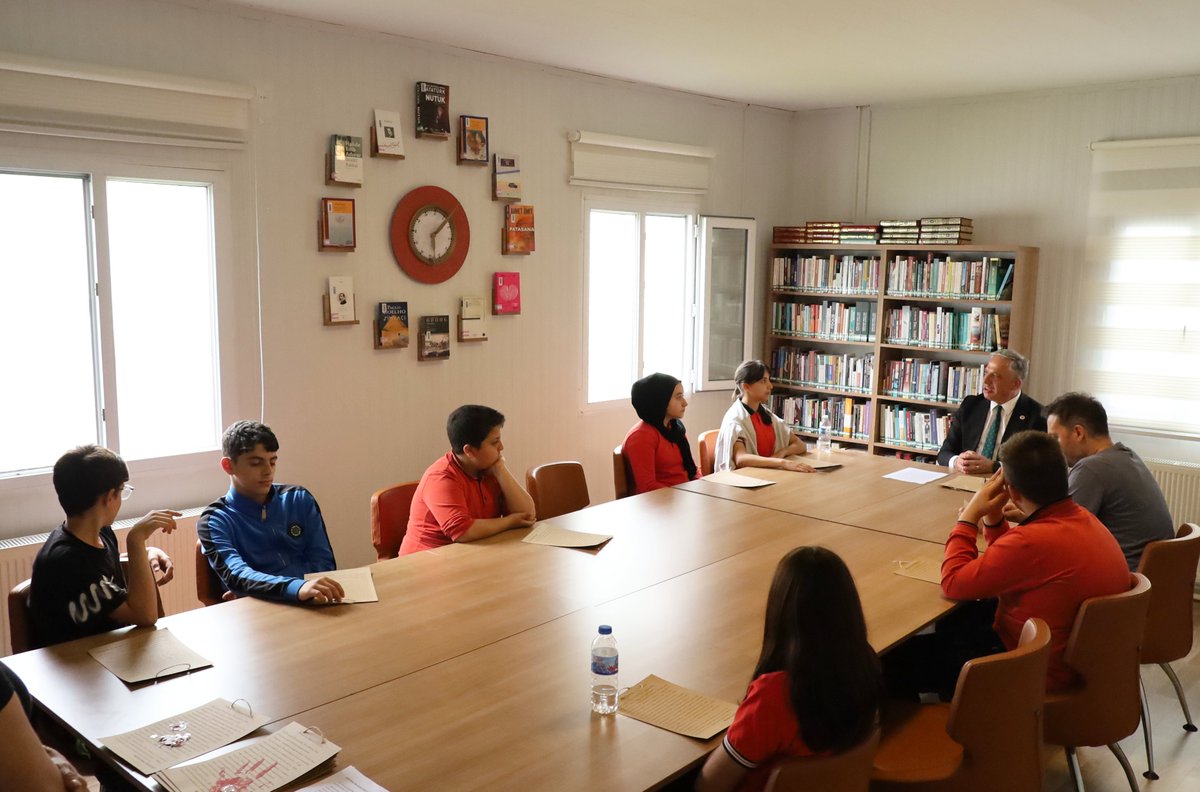 termalbld's tweet photo. 19 Mayıs Atatürk’ü Anma, Gençlik ve Spor Bayramı programı kapsamında, Termal İmam Hatip Ortaokulu öğrencilerimiz ile İlçe Kütüphanemizde bir araya gelerek samimi ve keyifli bir söyleşi gerçekleştirdik.

Gençlerimizin fikirlerini dinlediğimiz, gelecek hedefleri üzerine sohbet ettiğimiz bu anlamlı buluşmada onların enerjisi ve heyecanı bizlere umut verdi.

Tüm gençlerimizin 19 Mayıs Atatürk’ü Anma, Gençlik ve Spor Bayramı’nı kutluyoruz🇹🇷