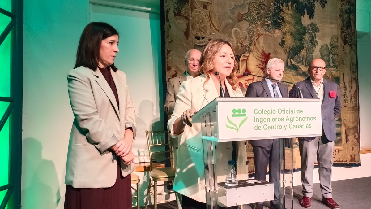 APAE_informa's tweet photo. La distinción en la categoría de Comunicación recayó sobre el medio @eComercioAgr  La placa fue recogida por nuestras socias Gissèle Falcón y @Margalopez77  a las que felicitamos por el trabajo desarrollado durante todos estos años. https://t.co/lAXb1pO9nG