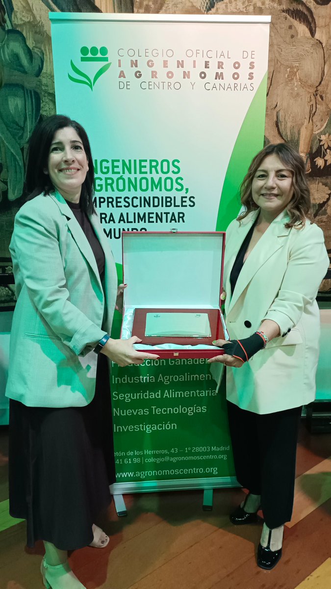 APAE_informa's tweet photo. La distinción en la categoría de Comunicación recayó sobre el medio @eComercioAgr  La placa fue recogida por nuestras socias Gissèle Falcón y @Margalopez77  a las que felicitamos por el trabajo desarrollado durante todos estos años. https://t.co/lAXb1pO9nG