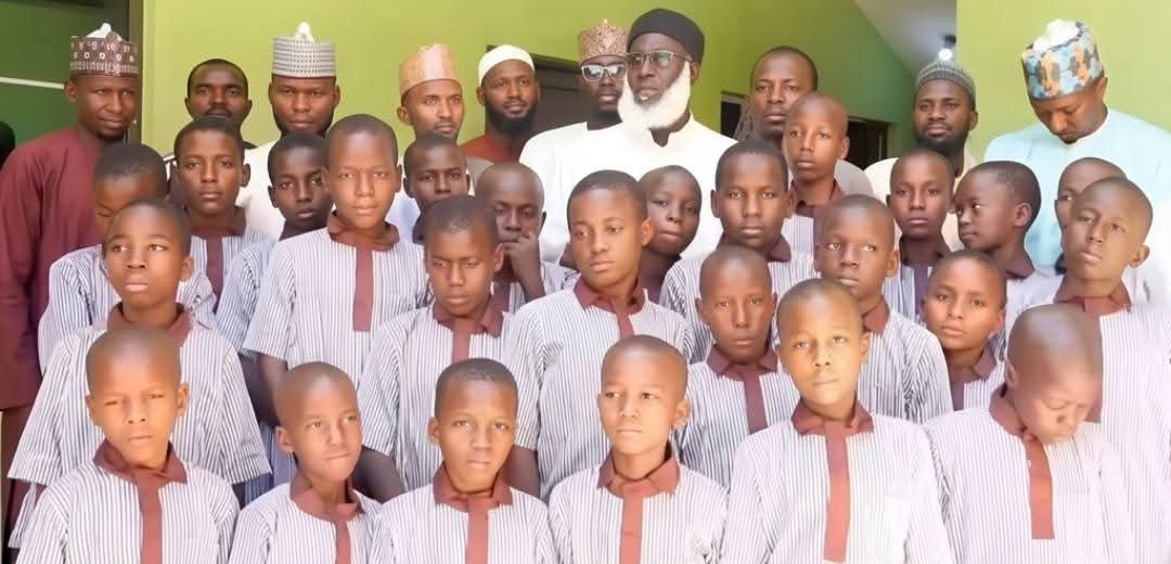 Muhammad_Bsarky's tweet photo. 2.6 MILLION A KOWANE WATA… DOMIN MARAYU.

Daga bakin: 
Sheikh Ahmad Tijjani Yusuf Guruntum (Hafizahullah)

Yanzu ƙaramin breakdown da mukayi jiya…

duk wata, abunda yaran nan za’a 
musu dawainiya tsakanin:

— abincin safe
— abincin rana
— abincin yamma
— albashin malamansu
— albashin security
— kula da bangaren girka abinci
— da sauran abubuwan tafiyar da makarantar…

Atakaice, duk wata za’a kashe kusan naira 
million biyu da dubu dari shida (2.6M+)

Kuma fa… 
ba wai anyi wannan ne don walwala ko nuna isa ba.

Wannan makaranta… 
Makarantar marayu ce.

Duk yaron da zaka gani a wajen, 
Maraya ne. Mahaifinsa ya rasu.

Ba gwamnati bace ta gina ba. 
Ba jama’ar gari suka hada suka gina ba.

An gina ta ne saboda tausayi… 
saboda neman yardar Allah… 
saboda a ceci rayuwar marayu.

Shi yasa zaka ga wani idan yazo, sai yace: 
Ai larabawa ne suka gina…

Wani kuma sai yace: 
ai akwai masu daukar nauyi…

Wallahi… 
ba kowa bane Allah yake daura masa irin wannan nauyin.

Ba kowa bane zai iya daukar dawainiyar rayuwar 
marayu haka ba tare da gajiya ba.

Gaskiya Sheikh Ahmad Tijjani Yusuf Guruntum (Hafizahullah) 
Ya cancanci yabo da addu’a.

Domin a zamanin da mutane da yawa 
Suke tara dukiya don kansu… 
Akwai wadanda suke kashe dukiyarsu domin rayuwar marayu ta gyaru.

Allah ya saka masa da mafificin alkhairi. 
Allah ya sanya wannan aiki ya zama haske a kabarinsa. 
Allah ya albarkaci masu tallafawa wannan gida na marayu.  
Allah ya raya zukatan masu hali da son taimakon marayu.

Ameen Ya Rabbal Alameen.

Addinu Annasiha