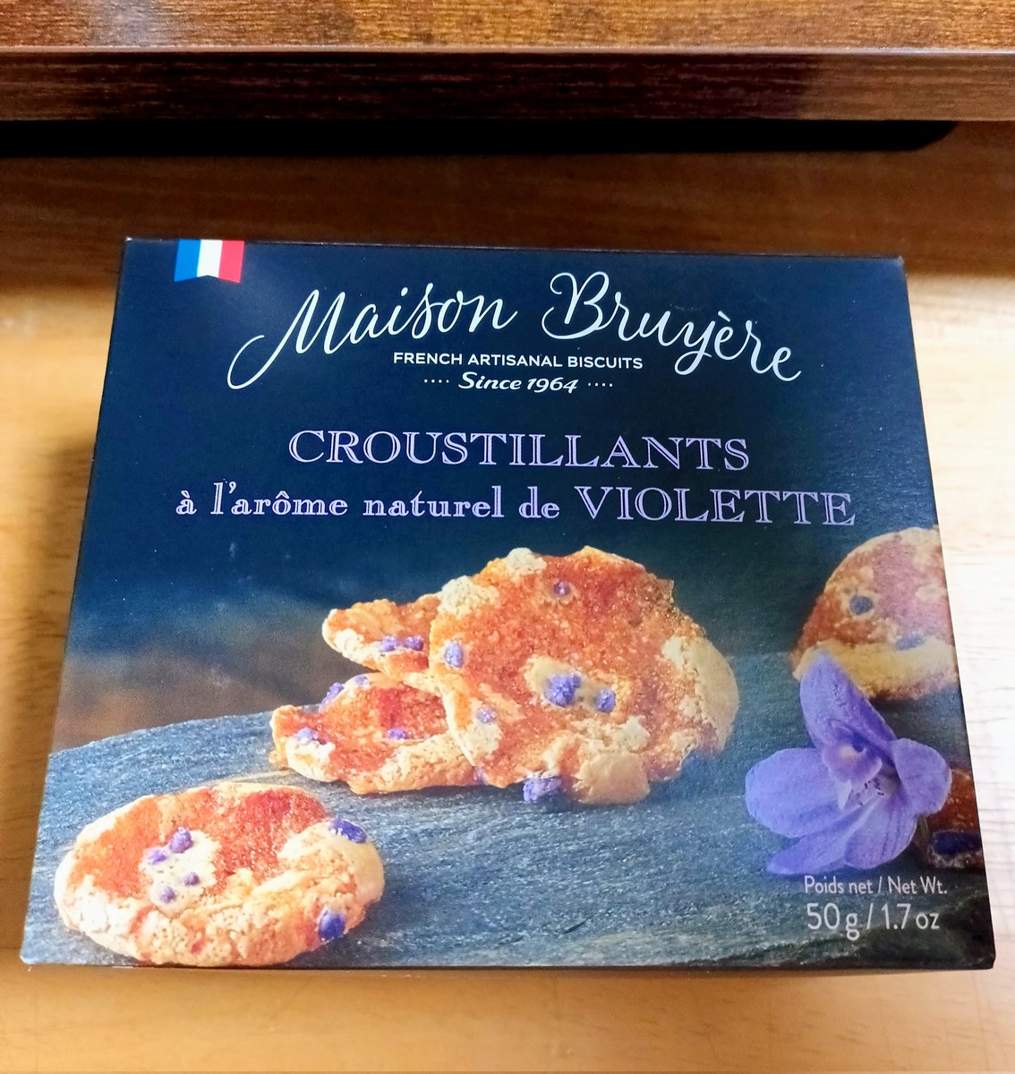 すみれの砂糖漬けが入ったお菓子✲*ﾟ さすがフランス！お菓子まで
