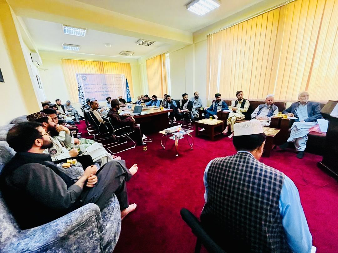JurRahmat's tweet photo. د ماشوم ساتنې شبکې غړو ته یو ورځنی ورکشاپ دایر شوو. 

🪴🪴🪴
دایر شدن ورکشاپ یک روزه به اعضای شبکه حمایت ومحافظت اطفال.
#ماشوم_ساتنه
#حمایت_طفل
#child_protection https://t.co/qGFgTK6eiq