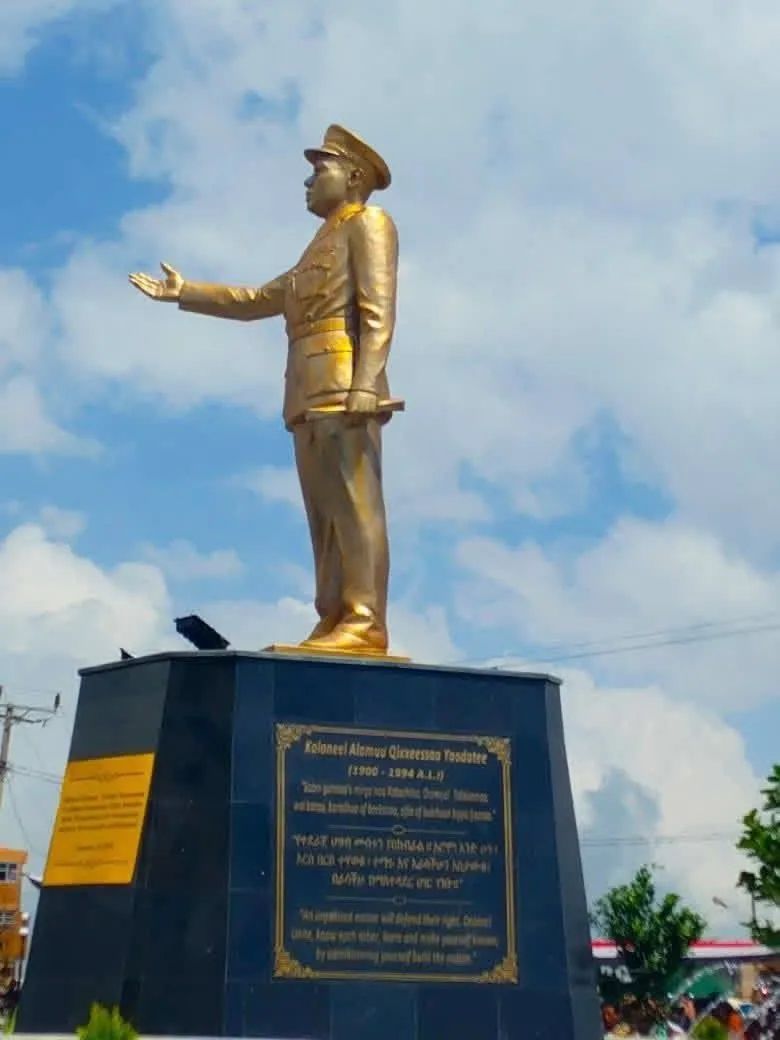 dany_daba's tweet photo. የመጫና ቱሉማ መረዳጃ ማህበር መስራች አባት እና በኃላም የማህበሩ ፕሬዚዳንት : በኦሮሞ ህዝብ የፍትህ የእኩልነት የነፃነት ተጋድሎ ውስጥ ጉልህ ድርሻ የነበራቸው ክቡር ኮ/ል አለሙ ቂጤሳ በትውልድ ቀያቸው በጀግኖች ምድር ጀልዱ የመታሰቢያ ሃውልት በክብር ቆመላቸዋል። 

የመጫና ቱለማ መረዳጃ ማህበር ፕሬዚዳንት ክቡር ኮ/ል አለሙ ቂጤሳ ጳጉሜ 3,1993 ዓ/ም ለዚህ አለም በስጋ ሞት ተለይተው ጳጉሜ 5,1993 ዓ/ም በታላቅ ባህላዊ የገርማምሳ ስነስርዓት : በኦሮሞ ፈረሰኞች ታጅቦ : ጎፈር ያደረጉ : ጋሻና ጦር በታጠቁ:  የሃገር ሽማግሌዎችና ከፍተኛ ቁጥር ያለው የፊንፊኔ ኦሮሞ  በተገኙበት ከረፋዱ 4:30 እስከ ቀኑ 6 ሰዓት በቆዩ የቀብር ስነስርዓቱ በፊንፊኔ ቅዱስ ዩሴፍ መካነ መቃብት መፈጸሙን ሰይፈነበልባል በፊት ለፊት የመስከረም 4,1994 ዓ/ም እትሟ እንዲህ ይዛ ወጥታ  ነበር ። የህይወት ታሪካቸው ኦቦ በቀለ ነዲ በአፋን ኦሮሞ አዘጋጅተው ያነበቡ ሲሆን ኮሌኔል አለሙ ቂጤሳ ከመሞታቸው ሁለት ሳምንት በፊት በፊንፊኔ ምኒልክ ት/ቤት አዳራሽ ለነበረው ህዝብ ያደረጉት የመጨረሻ ንግግር በሰይፈነበልባል ጋዜጣ በወቅቱ ለህትመት በቅቶ እንዲህ ተጽፎ ነበር።  

" መቶ አመት በባ.ር.ነት የቆየህ የኦሮሞ ህዝብ ሆይ የመጨረሻ ምክሬን ስማኝ አሁንም ለሌላ መቶ አመት በባርነት ስር ሊያስገቡህ የተነሱ ኃይሎች አሰፍስፈው የተነሱብህ በመሆኑ ለነፃነትህ በቆራጥነት ከፍተኛ ትግል አድርግ ...... ብቸኛው አማራጭ ነፃነትህን ማስከበር ነው" በማለት ተናግረው ' የኔ የመሞቻ ጊዜ ቀርቧል ... እዚሁ የወገኖቼ አገር በሆነው ፊንፊኔ ቅበረኝ ' በማለት የመጨረሻ ስንብት አድርገዋል ። በነገራችን ላይ ኮ/ል አለሙ ቂጤሳ ለሰባት አመት ከፊንፊኔ ጎንደር ተወስደው ታስረው ነበር።
በ Negash Qemant