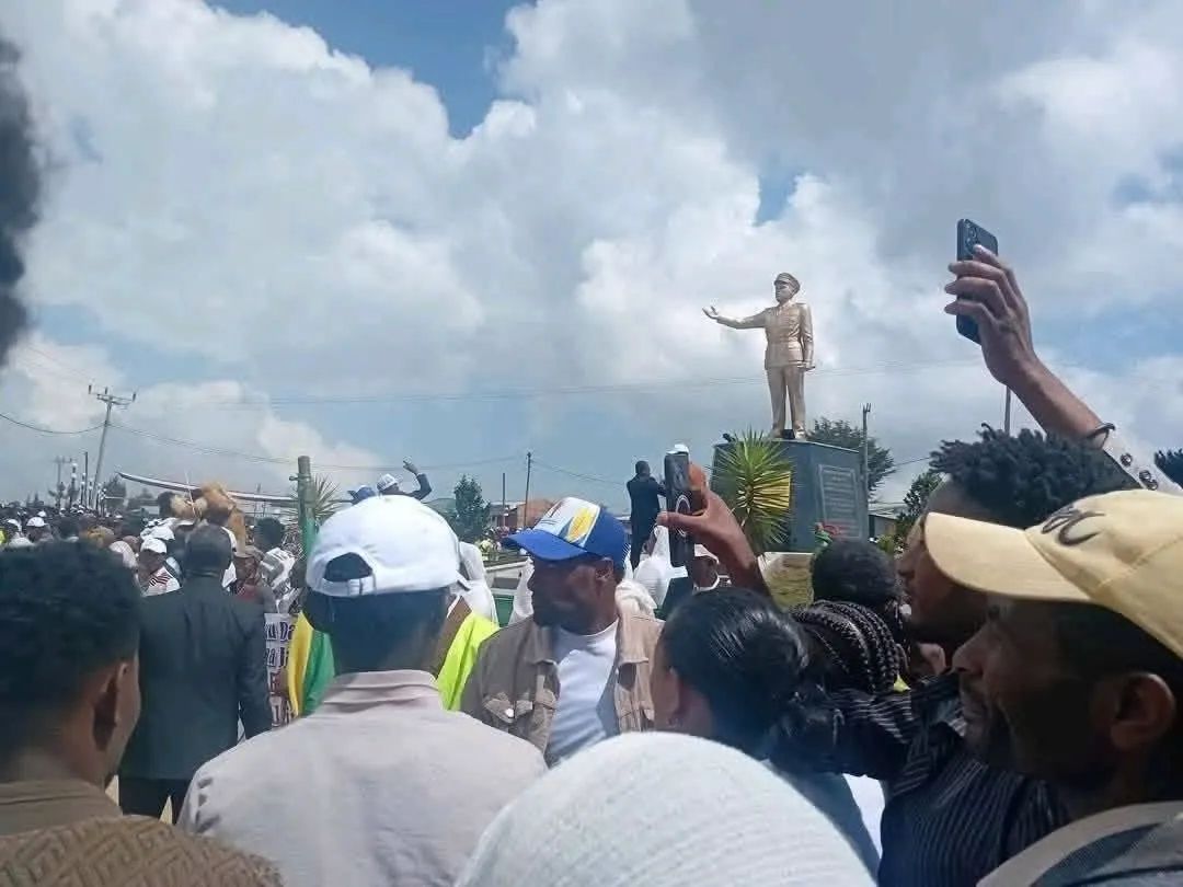 dany_daba's tweet photo. የመጫና ቱሉማ መረዳጃ ማህበር መስራች አባት እና በኃላም የማህበሩ ፕሬዚዳንት : በኦሮሞ ህዝብ የፍትህ የእኩልነት የነፃነት ተጋድሎ ውስጥ ጉልህ ድርሻ የነበራቸው ክቡር ኮ/ል አለሙ ቂጤሳ በትውልድ ቀያቸው በጀግኖች ምድር ጀልዱ የመታሰቢያ ሃውልት በክብር ቆመላቸዋል። 

የመጫና ቱለማ መረዳጃ ማህበር ፕሬዚዳንት ክቡር ኮ/ል አለሙ ቂጤሳ ጳጉሜ 3,1993 ዓ/ም ለዚህ አለም በስጋ ሞት ተለይተው ጳጉሜ 5,1993 ዓ/ም በታላቅ ባህላዊ የገርማምሳ ስነስርዓት : በኦሮሞ ፈረሰኞች ታጅቦ : ጎፈር ያደረጉ : ጋሻና ጦር በታጠቁ:  የሃገር ሽማግሌዎችና ከፍተኛ ቁጥር ያለው የፊንፊኔ ኦሮሞ  በተገኙበት ከረፋዱ 4:30 እስከ ቀኑ 6 ሰዓት በቆዩ የቀብር ስነስርዓቱ በፊንፊኔ ቅዱስ ዩሴፍ መካነ መቃብት መፈጸሙን ሰይፈነበልባል በፊት ለፊት የመስከረም 4,1994 ዓ/ም እትሟ እንዲህ ይዛ ወጥታ  ነበር ። የህይወት ታሪካቸው ኦቦ በቀለ ነዲ በአፋን ኦሮሞ አዘጋጅተው ያነበቡ ሲሆን ኮሌኔል አለሙ ቂጤሳ ከመሞታቸው ሁለት ሳምንት በፊት በፊንፊኔ ምኒልክ ት/ቤት አዳራሽ ለነበረው ህዝብ ያደረጉት የመጨረሻ ንግግር በሰይፈነበልባል ጋዜጣ በወቅቱ ለህትመት በቅቶ እንዲህ ተጽፎ ነበር።  

" መቶ አመት በባ.ር.ነት የቆየህ የኦሮሞ ህዝብ ሆይ የመጨረሻ ምክሬን ስማኝ አሁንም ለሌላ መቶ አመት በባርነት ስር ሊያስገቡህ የተነሱ ኃይሎች አሰፍስፈው የተነሱብህ በመሆኑ ለነፃነትህ በቆራጥነት ከፍተኛ ትግል አድርግ ...... ብቸኛው አማራጭ ነፃነትህን ማስከበር ነው" በማለት ተናግረው ' የኔ የመሞቻ ጊዜ ቀርቧል ... እዚሁ የወገኖቼ አገር በሆነው ፊንፊኔ ቅበረኝ ' በማለት የመጨረሻ ስንብት አድርገዋል ። በነገራችን ላይ ኮ/ል አለሙ ቂጤሳ ለሰባት አመት ከፊንፊኔ ጎንደር ተወስደው ታስረው ነበር።
በ Negash Qemant