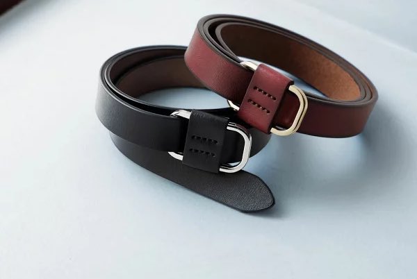 eieiyongswim's tweet photo. プチプラで買えてしまうetollのベルト、もう2年？3年？使ってるのに全く傷まず相変わらず使いやすくてとても良い◎穴じゃなくてキュッと調整するタイプだから太っても痩せてもOKだしシンプルだから主張強いブランド小物と合わせても名脇役に徹してくれる。2970円で本革なのよ。偉すぎる。 https://t.co/WPgXQ1a1Uv