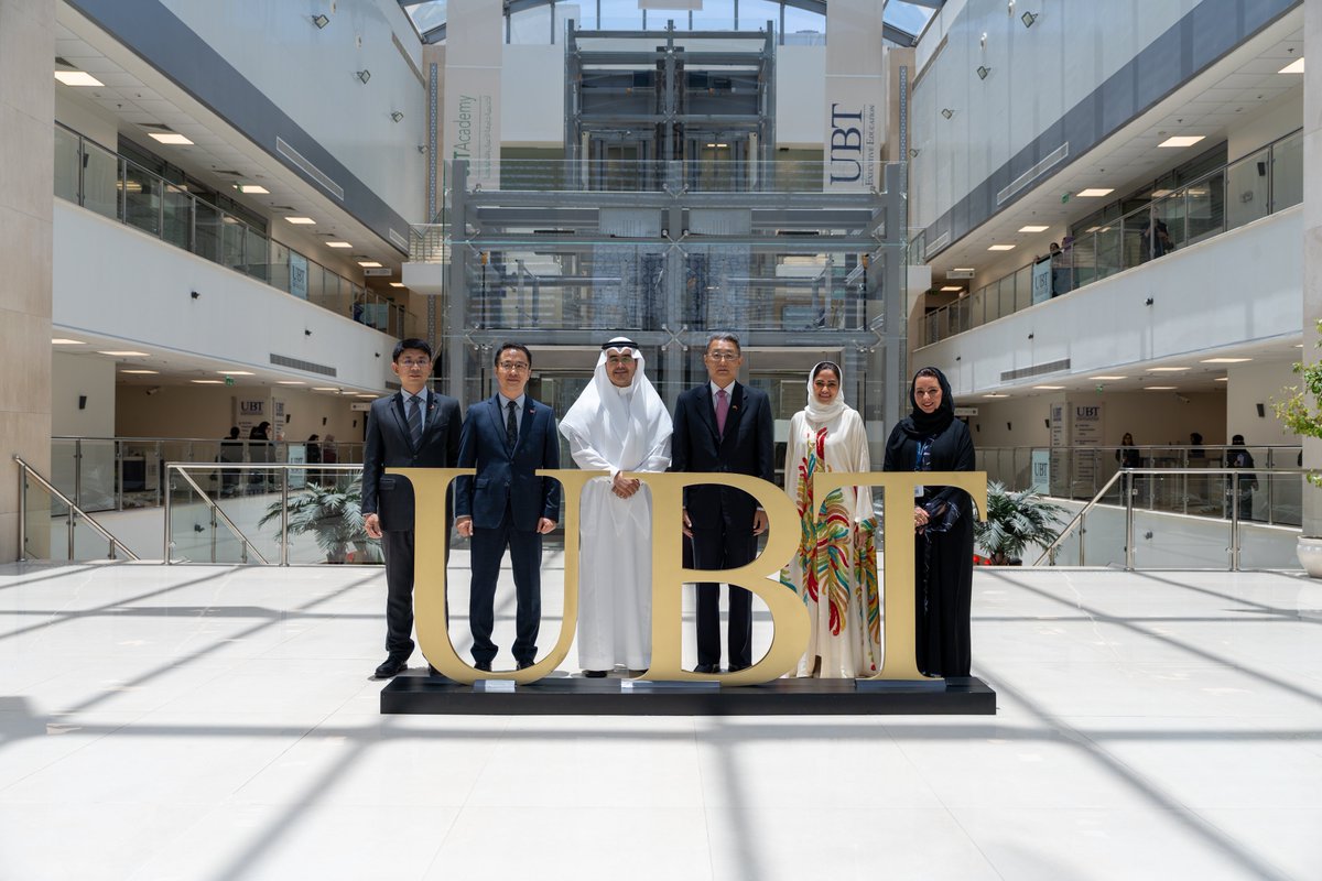 UBT_EDU's tweet photo. جامعة الأعمال والتكنولوجيا تنظّم فعالية “اليوم الثقافي الصيني” بحضور القنصل العام لجمهورية الصين الشعبية بجدة.

نظّمت جامعة الأعمال والتكنولوجيا UBT، يوم الأربعاء 13 مايو 2026، فعالية “Chinese Cultural Day Event” وذلك بمقر الجامعة في جدة، بحضور القنصل العام لجمهورية الصين الشعبية في جدة السيد يانغ يي (Yang Yi) والوفد الدبلوماسي المرافق له، ضمن فعالية ثقافية هدفت إلى تعزيز التبادل الثقافي والمعرفي بين الجانبين السعودي والصيني داخل البيئة الجامعية.

وكان في استقبال القنصل الصيني والوفد المرافق رئيس مجلس الأمناء الدكتور عبدالله بن صادق دحلان، ورئيس الجامعة الدكتور وئام بن حسني تونسي، و البروفيسورة حنين شعيب، ومديرة اكاديمية جامعة الأعمال والتكنولوجيا الأستاذة ستيسي نحاس ، إلى جانب عدد من قيادات الجامعة ومنسوبيها.

وتضمنت الزيارة جولة تعريفية في مرافق الحرم الجامعي، اطّلع خلالها الوفد على البرامج الأكاديمية والمبادرات التعليمية والثقافية التي تقدمها الجامعة، بالإضافة إلى عرض مرئي استعرض مسيرة الجامعة وإنجازاتها ودورها في دعم التعليم والتوسع الثقافي الدولي.

كما شهدت الفعالية مراسم احتفالية وكلمات رسمية أكدت أهمية بناء جسور التواصل الحضاري وتعزيز العلاقات الثقافية بين المملكة العربية السعودية وجمهورية الصين الشعبية، بما يواكب توجهات الانفتاح والتعاون الدولي في القطاع التعليمي.

وجاء تنظيم الفعالية بالتنسيق مع القنصلية الصينية وWisdom House، حيث تضمنت مجموعة متنوعة من الأنشطة والعروض الثقافية الصينية، شملت أركانًا تفاعلية للغة والخط، ومعارض ثقافية، وعروضًا تراثية وفنية، وسط حضور من الطلبة وأعضاء هيئة التدريس ومنسوبي الجامعة.

وتأتي هذه الفعالية ضمن جهود جامعة الأعمال والتكنولوجيا في دعم التبادل الثقافي الدولي، وخلق بيئة تعليمية عالمية تُعزز من وعي الطلبة بالتنوع الحضاري والثقافات العالمية، بما يسهم في إعداد جيل يمتلك فكرًا منفتحًا ورؤية عالمية متوافقة مع مستهدفات رؤية السعودية 2030.

#جامعة_الأعمال_والتكنولوجيا
#UBT_EDU

#اليوم_الثقافي_الصيني
#السعودية_الصين

.@CCGJeddah