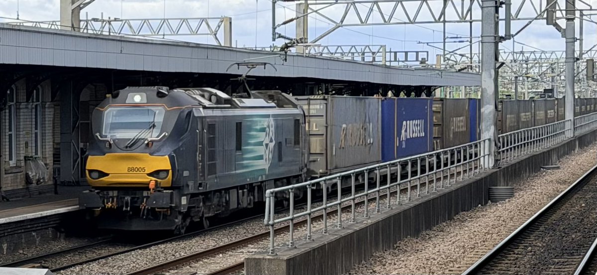 Percypotter49's tweet photo. 4M27 0533 Coatbridge (Drs) to Daventry Int Rft Recep Fl @ Nuneaton #class88 005 https://t.co/KxIcVANN9p