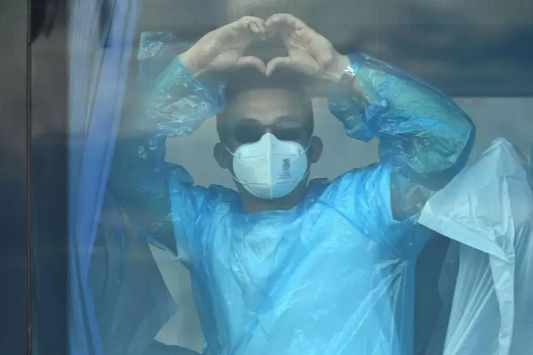 cvcanarias's tweet photo. Stephen Kornfeld, pasajero del Hondius que había dado “débilmente positivo” (!) por hantavirus, ha dado ahora negativo.
(ANSA, IT) https://t.co/I3zA6hRvcM