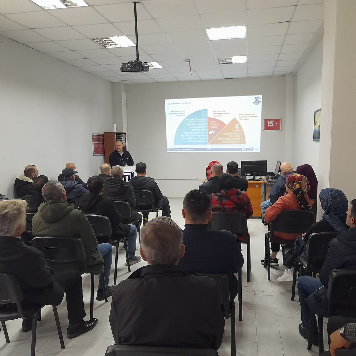 AFAD_Sakarya's tweet photo. Kurum ve Kuruluşlarda Afet Farkındalık Eğitimleri Devam Ediyor
Sakarya AFAD olarak, il genelinde kurum, okul ve özel sektör çalışanlarına yönelik afet farkındalık eğitimlerimizi sürdürüyoruz. https://t.co/awVuNxlI98