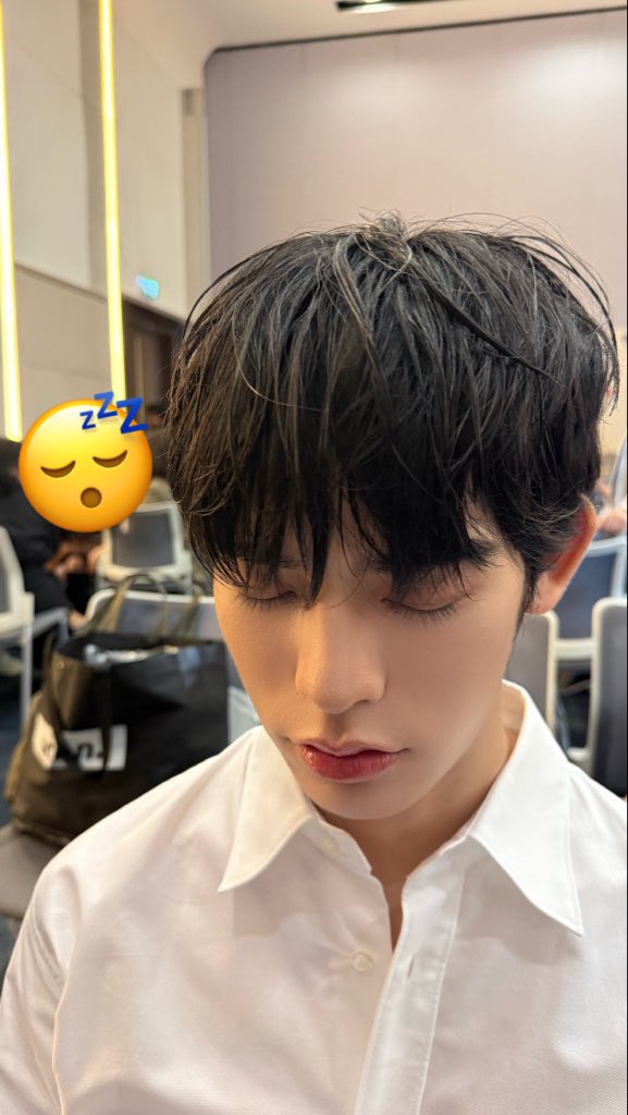 twnpeep's tweet photo. น้องป๋อหลับส่วนตี๋นั่งมองน้องป๋อหลับอีกที เอ็นดูเขาขนาดนั้นเลยดิ https://t.co/chsoBkBSCu