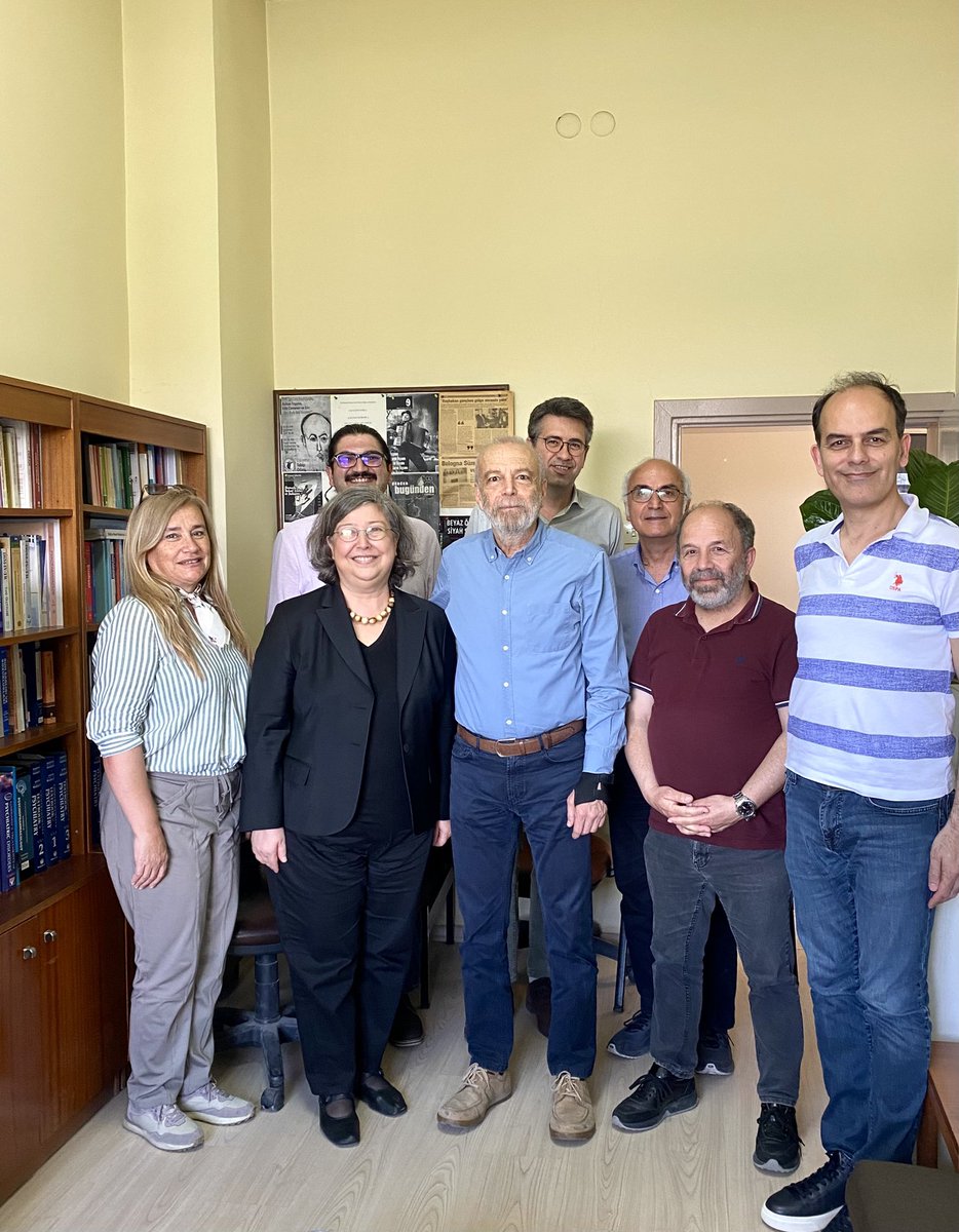 estabip's tweet photo. “Bu suça ortak olmayacağız!” diyerek imzacısı olduğu Barış Bildirisi nedeniyle, 7 Şubat 2017 tarihinde üniversitedeki görevinden hukuksuz biçimde uzaklaştırılan Prof. Dr. Cem Kaptanoğlu Hocamızın, yaklaşık on yıl sonra mahkeme kararıyla görevine dönmesinden büyük mutluluk duyuyoruz.  Eskişehir-Bilecik Tabip Odası Yönetim Kurulu olarak değerli Hocamıza ‘hoş geldiniz’ ziyaretinde bulunduk. 
Uzun yıllar alan bu keyfi ve hukuka aykırı süreç, yalnızca kişisel hakların ihlâliyle sınırlı kalmamış, değerli bir akademisyenin ve hekimin kamu görevinden uzak tutulması kamu kaynaklarının israfına yol açmış, öğrencilerin, asistanların, genç akademisyenlerin eğitim hakkı ve sağlık hizmeti alan yurttaşların sağlık hakkı bakımından mağduriyet yaşamasına neden olmuştur.

Hukuka aykırı biçimde kamu görevinden uzaklaştırılan tüm akademisyenlere yaşatılan mağduriyete bir an önce son verilmesi gerektiğini bir kez daha vurguluyoruz.  Bilimin, emeğin değeri için, adalet, demokrasi ve barış için hep birlikte mücadele etmeye devam edeceğiz.