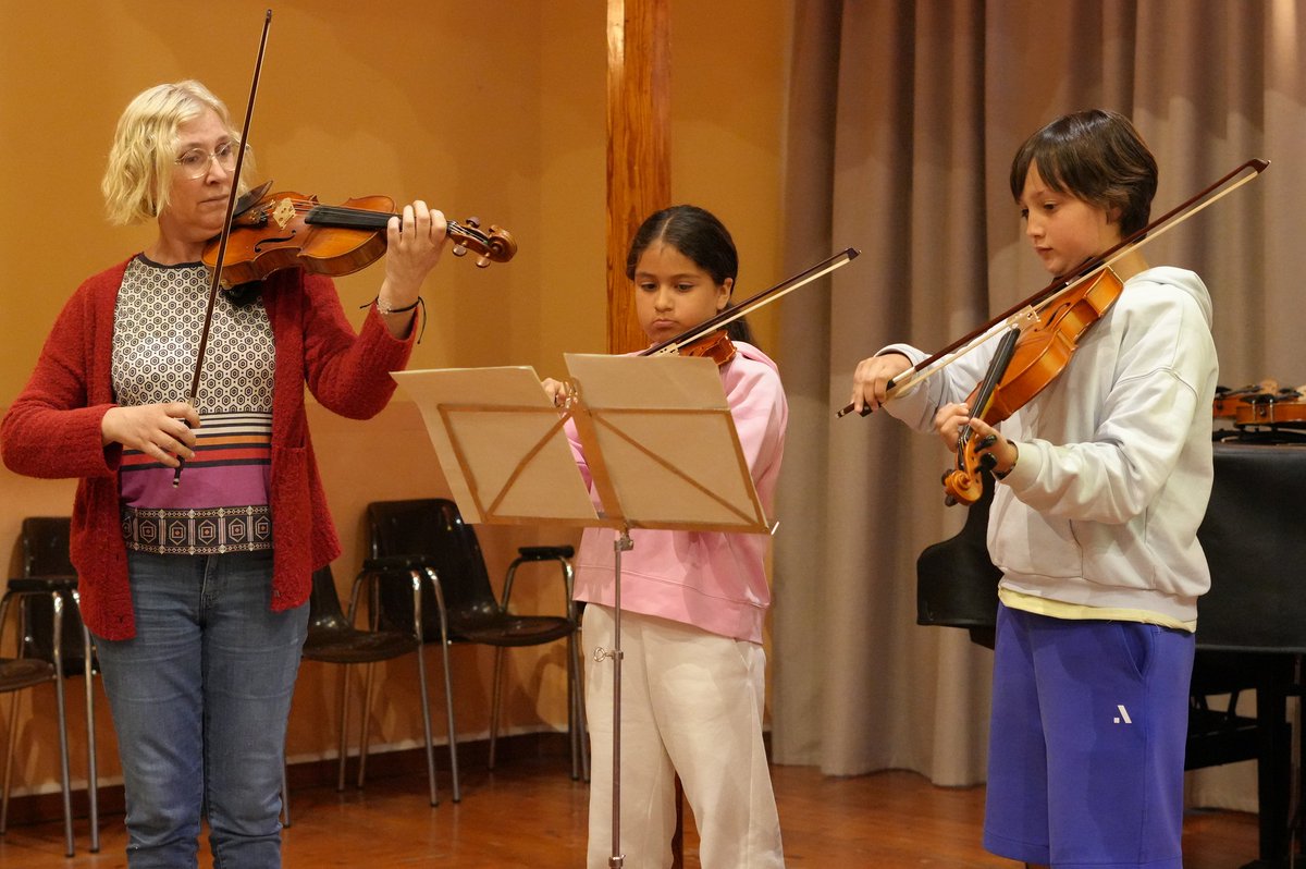 santhilari's tweet photo. 🎻 Alumnes de l'Aula de Música de Sant Hilari ahir durant l'entrega de premis del 50è Concurs de Narrativa Curta Anton Busquets i Punset i del 19è Concurs de Punts de Llibre de la @BIBLIOSHS https://t.co/QGACm3W7CR