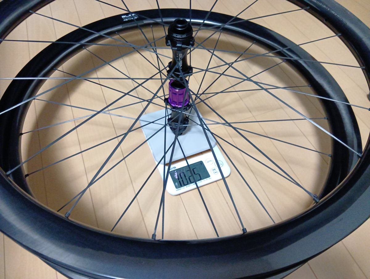 Fiona_Counter's tweet photo. 楽しみにしていた新型ホイール8LIENエーテル4が遂に届きました！実測重量も1025gとこのクラスの軽さは未知の領域で走るのがとても楽しみです！
#8LIEN https://t.co/wZcrL25glb