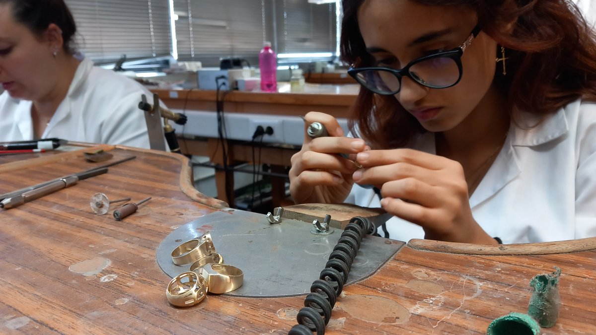 EmpleoJuntaCor's tweet photo. 💎 La Escuela de Joyería continúa su programación 25-27 
🔥 Sacado de Fuego y 💻 Software de Diseño, 

📍51 alumnos y alumnas participan ya en esta nueva fase formativa.

Desde el inicio del programa, 243 personas han recibido formación especializada y 38 han realizado prácticas https://t.co/9LeyhsOGGD