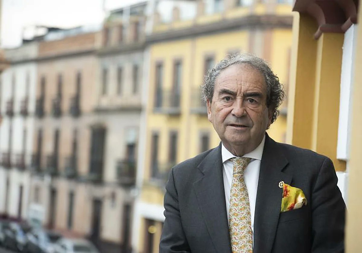 elllamadorcsr's tweet photo. El ex hermano mayor de la @Hdad_Macarena Fernández Cabrero y los tres oficiales con los que los Arquillo pleitean emiten una nota informativa con su posición ante el caso:
"Ante las recientes declaraciones públicas realizadas por D. Francisco y D. David Arquillo sobre el procedimiento de conciliación notarial instado por estos, y de la que se han hecho eco diferentes medios de comunicación, frente a D. José Antonio Fernández Cabrero, D. Enrique Espinosa de los Monteros Bravo, D. Miguel Ángel Fernández Almagro y D. José Luis Notario Rocha, miembros de la anterior Junta de Gobierno de la Hermandad de la Macarena, deseamos manifestar lo siguiente:
1. Negamos categóricamente las acusaciones vertidas por los Sres. Arquillo, que se sustentan en premisas que no se corresponden con la realidad documentada. Dicha realidad obra íntegramente en los archivos de la Hermandad y habla por sí misma.
En todo caso, las decisiones adoptadas durante nuestro mandato lo fueron siempre en el ejercicio de nuestras funciones institucionales y en defensa de los intereses de la Hermandad, de sus hermanos y devotos. En ningún caso a título personal.
2. El escrito de conciliación se sustenta en una versión parcial e interesada de los hechos, sin documentar ni individualizar la participación o responsabilidad concreta de cada uno de los requeridos. Por lo anterior, así como, por muchos otros argumentos, el procedimiento de conciliación concluyó sin avenencia.
3. Igualmente queremos aclarar que toda la documentación relativa a las actuaciones llevadas a cabo sobre la Sagrada Imagen de María Santísima de la Esperanza Macarena obra en los archivos de la Hermandad de la Macarena, física y digitalmente, y ha sido gestionada en todo momento conforme a nuestras obligaciones institucionales y canónicas, a través de los cauces que correspondían.
4. Entre los meses de septiembre y noviembre de 2025, desde la Junta de Gobierno se promovieron distintos intentos de mediación canalizados a través de la Fundación de Investigación de la Universidad de Sevilla para resolver esta controversia, sin embargo, los Sres. Arquillo rechazaron todos y cada uno de ellos.
5. Una vez fuera de la Junta de Gobierno, y tras la finalización del acto de conciliación notarial sin avenencia, no se ha tenido más noticia de la familia Arquillo ni de sus representantes. No se ha recibido comunicación alguna para intentar un nuevo acercamiento, ni tampoco se ha notificado la interposición de demanda judicial.
6. Mientras los Sres. Arquillo han optado por identificarnos públicamente y por atribuirnos infundadas conductas graves a través de una campaña mediática, nosotros hemos mantenido hasta la fecha una actitud de absoluta discreción institucional, como muestra de absoluto respeto a todas las partes implicadas. Sin embargo, sus recientes declaraciones nos obligan a emitir la presente nota en defensa de nuestros derechos.
7. Lamentamos profundamente que esta controversia, que se dirige contra nosotros, pueda afectar directa o indirectamente a la propia Hermandad de la Macarena. Las actuaciones llevadas a cabo por la anterior Junta de Gobierno se realizaron siempre en el ejercicio de sus funciones y en defensa de los intereses de una corporación tan universal como la nuestra.
8. Hemos de dejar constancia de que actuamos en todo momento con la máxima diligencia y responsabilidad que nuestros cargos exigían, adoptando cuantas decisiones fueron necesarias para proteger y velar por el patrimonio de la Hermandad y el interés de todos los hermanos, incluso aquellas que, por su naturaleza y trascendencia, requerían la intervención de las autoridades eclesiásticas competentes.
No permitiremos ataques infundados y defenderemos nuestros derechos y la rectitud de nuestras actuaciones en todas las instancias que sean necesarias, no solo por el buen nombre de quienes suscribimos esta nota, sino también, por todos aquellos macarenos que se hayan podido sentir dolidos como consecuencia de la situación acaecida y, por encima de todo, en defensa de la Hermandad."
Foto: @abcdesevilla