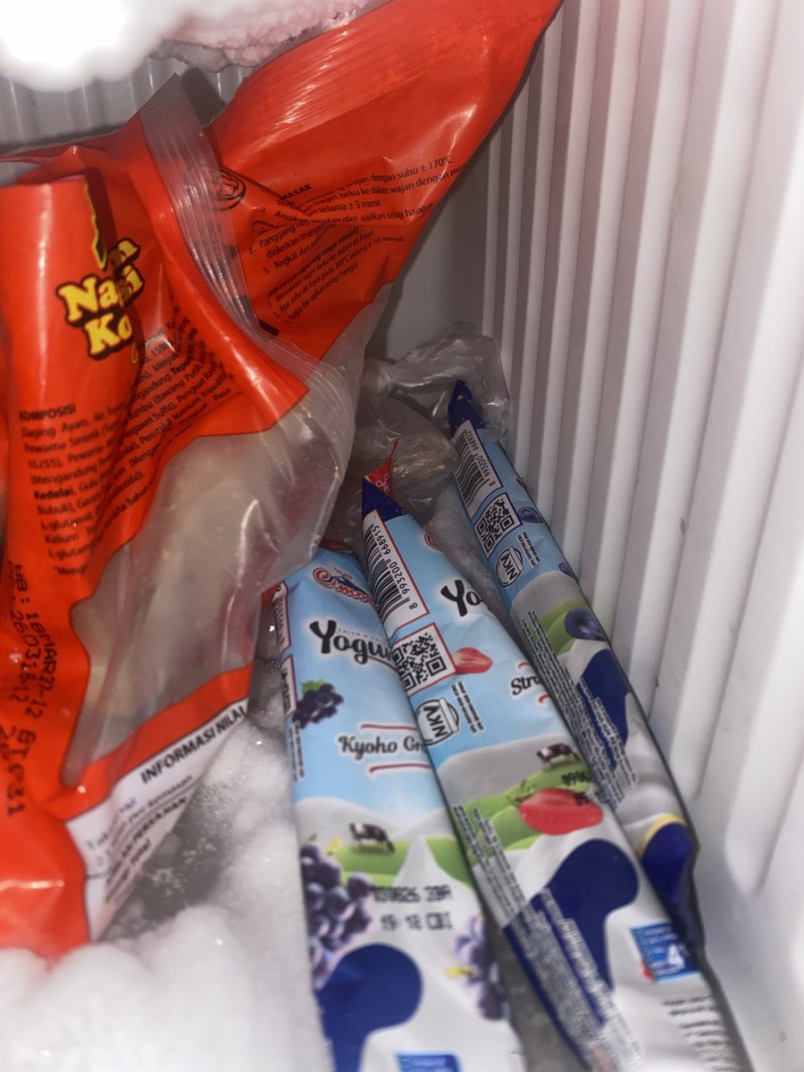 flowersblade's tweet photo. yoghurt beku 🤤🤤 

belinya di alfagift 2ribuan 

https://t.co/y3e2W2Dy0I https://t.co/5xMJrpH12C