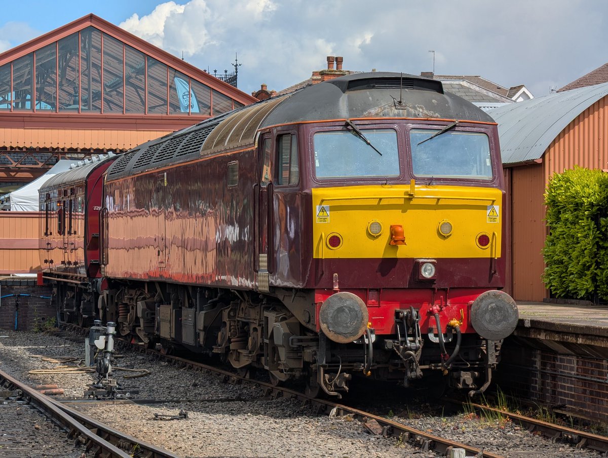 DownOnTheStour's tweet photo. Back at Kidderminster to the heavens opening 🌧️

Probably caused by the thunder from 55009’s Napier engines 😅 Now the skies are clear, time for a Gronk DMU drag 🙌

#DOTS #railwayphotography #trainphotography #class55 #deltic #gronk #class59 #GM https://t.co/2xRHpZqyY8