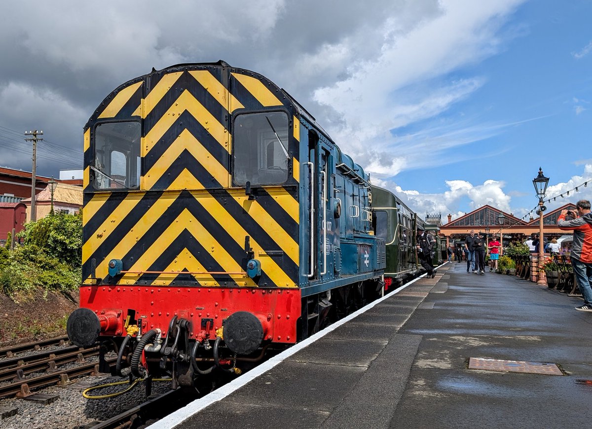 DownOnTheStour's tweet photo. Back at Kidderminster to the heavens opening 🌧️

Probably caused by the thunder from 55009’s Napier engines 😅 Now the skies are clear, time for a Gronk DMU drag 🙌

#DOTS #railwayphotography #trainphotography #class55 #deltic #gronk #class59 #GM https://t.co/2xRHpZqyY8
