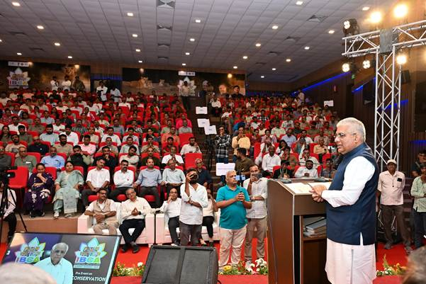 PIBHindi's tweet photo. केंद्रीय पर्यावरण, वन और जलवायु परिवर्तन मंत्री भूपेंद्र यादव (@byadavbjp) ने आज गुजरात के सासन गिर में 'लायन' स्पीशीज स्पॉटलाइट कार्यक्रम का उद्घाटन किया। यह कार्यक्रम अंतर्राष्ट्रीय बिग कैट एलायंस (आईबीसीए) शिखर सम्मेलन 2026 से पहले आयोजित किए जाने वाले कार्यक्रमों की श्रृंखला का एक हिस्सा है।

विवरण: https://t.co/r5u6mLKlkf
