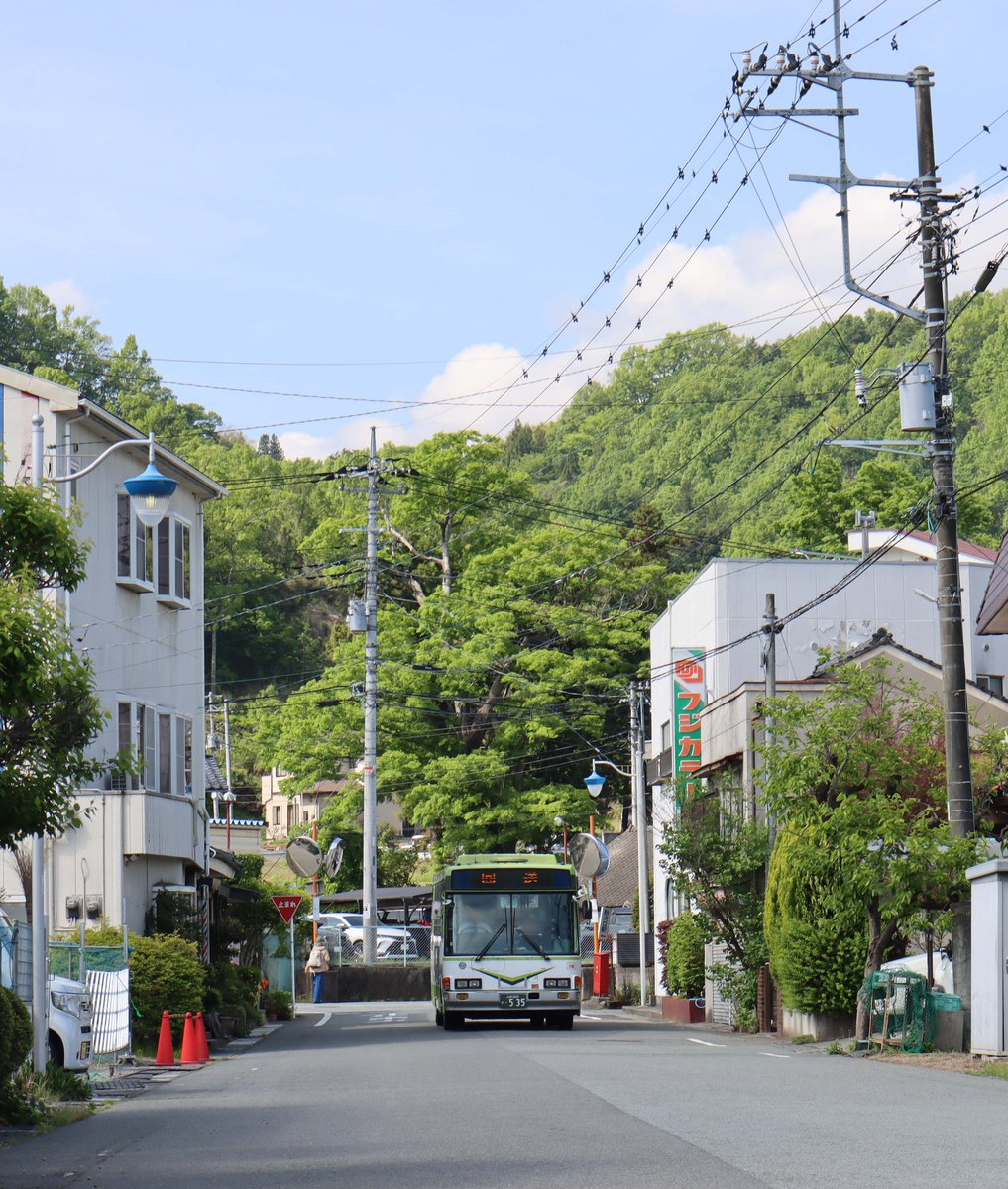 24日帰省です。 駅前通りをやってきた回送車