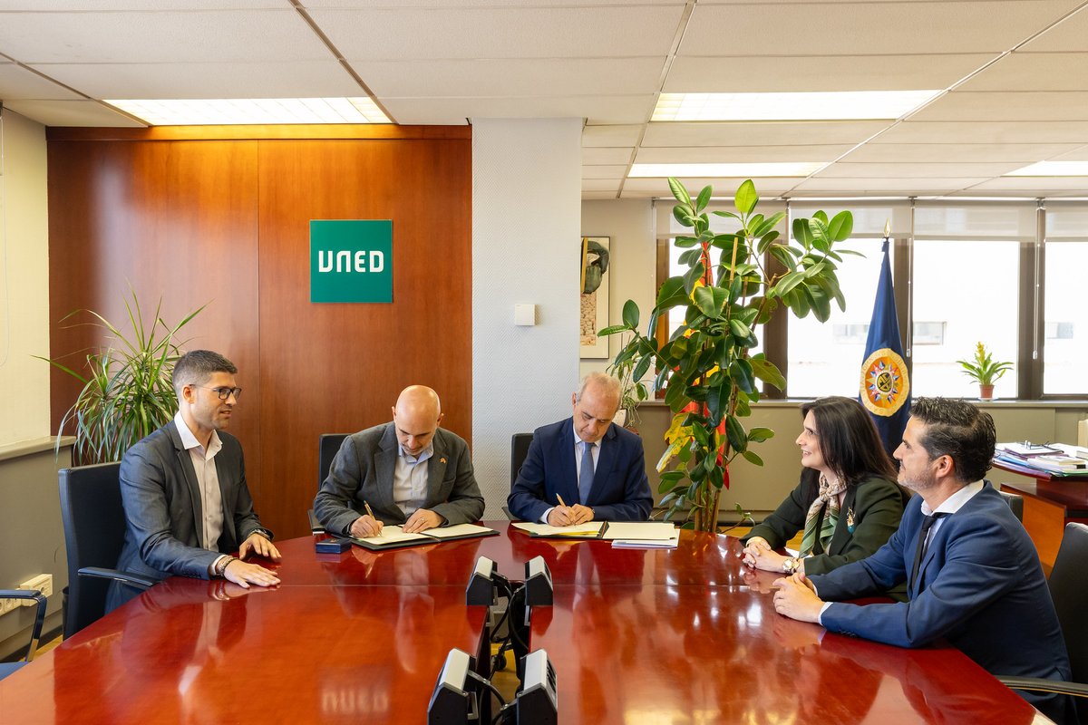 UNED tweet media