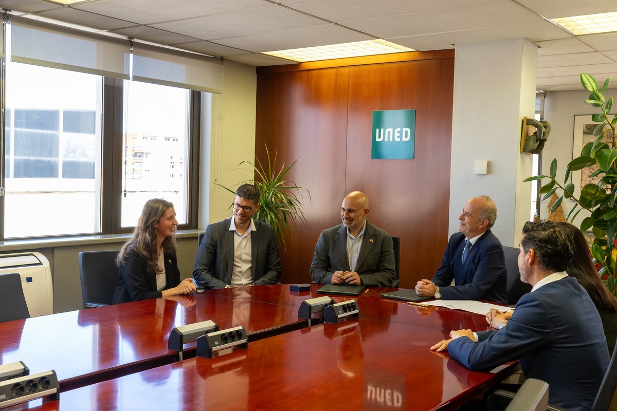 UNED tweet media