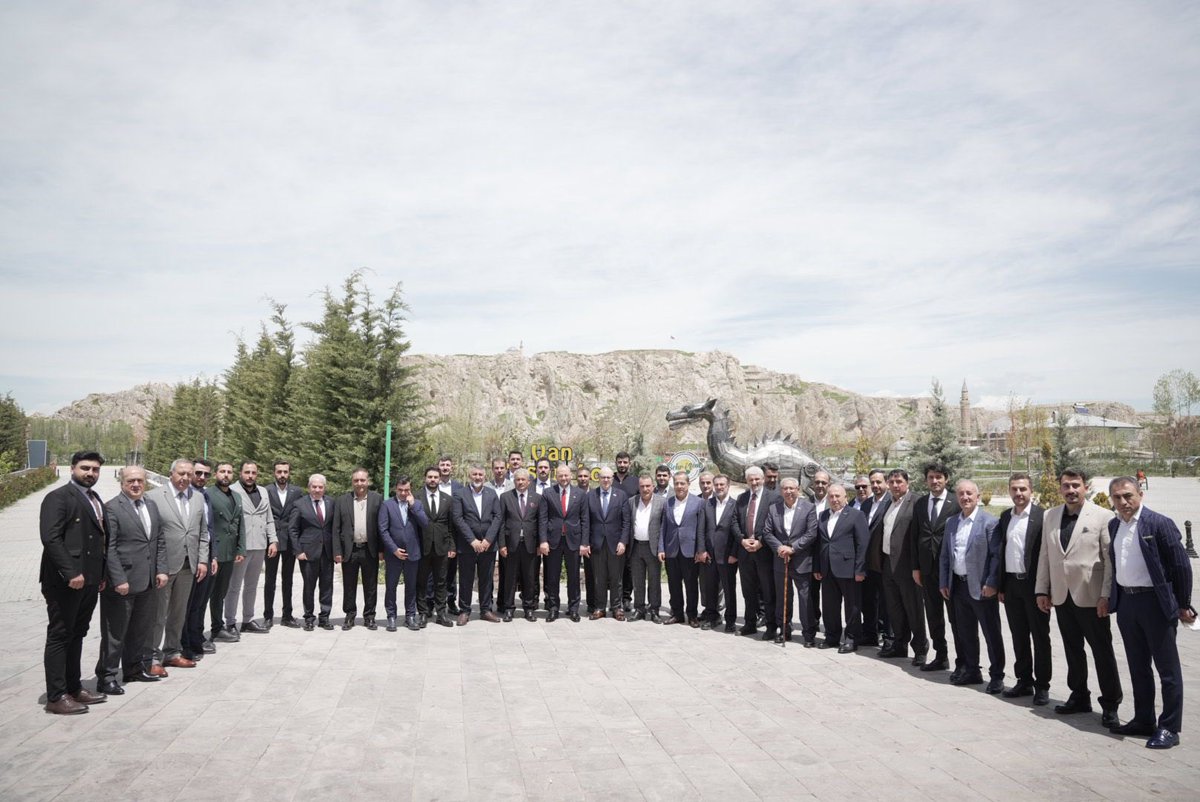 BurhanOzdemirTR's tweet photo. 📍Van’dayız.

Van programımız kapsamında üyelerimizle kahvaltı programında bir araya gelerek şehrimizin ekonomik potansiyeli, üretim kapasitesi ve bölgesel kalkınma üzerine değerlendirmelerde bulunduk. 

Programımızın ardından kadim medeniyetimizin önemli miraslarından biri olan Horhor Mescidi’ni ziyaret ettik.

Üyelerimize misafirperverlikleri için teşekkür ediyoruz.