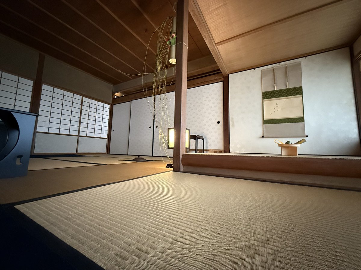 kiyapont's tweet photo. 秀路軒

表千家の当初様式「残月亭」「不審庵」を再現した茶室。なんと1000円でここで抹茶を飲むことができる
茶道ド素人の木屋にもわかりやすく部屋の様式やら所以やらを教えてもらってたっぷり1時間半楽しんだ
140文字では足りないのでツリーへ
 #西方お前任せ https://t.co/TDyf5KPi3x