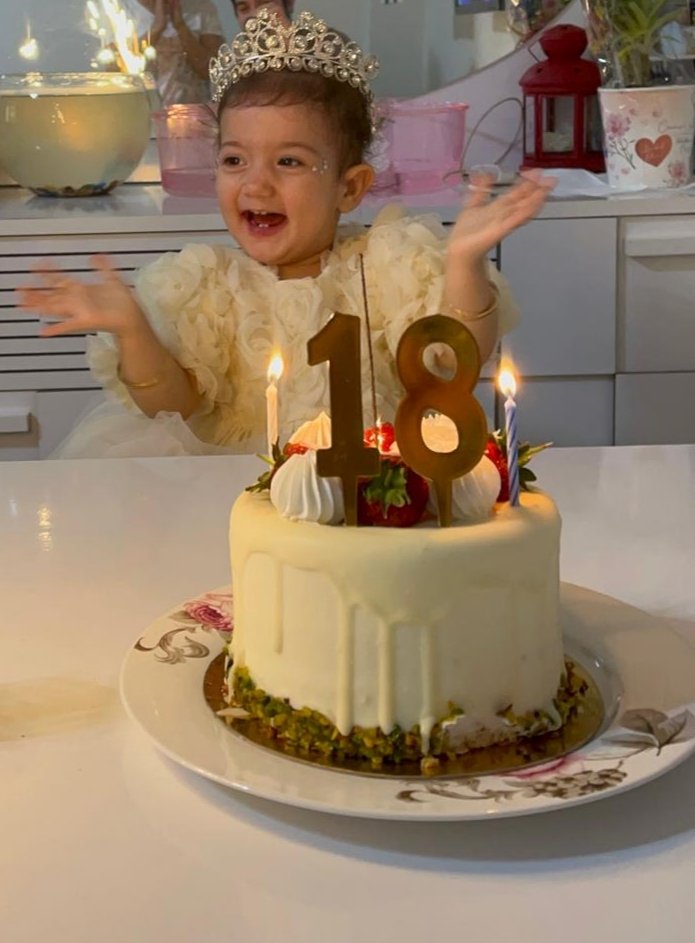 BurakAkaslan2's tweet photo. Dünya güzelim 18 aylık oldu 💐 https://t.co/YPcIupwxHG