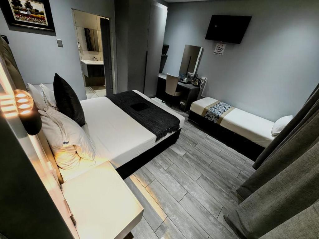 CapaWiggins's tweet photo. 🔥FATHER'S DAY WEEKEND GETAWAY🔥🧑‍🧑‍🧒
🌅  North West  |  Rustenburg
🗓  19Jun - 21 Jun 2026
🏡 2 Nights | 2 Adults | 1 Child
 💸 ONLY R3 150(Total Stay!)
🍳 Breakfast is optional - R180
✨ Self-Catering Comfort
Whatsapp:+27 69 511 0506 https://t.co/fxTONVTGXp