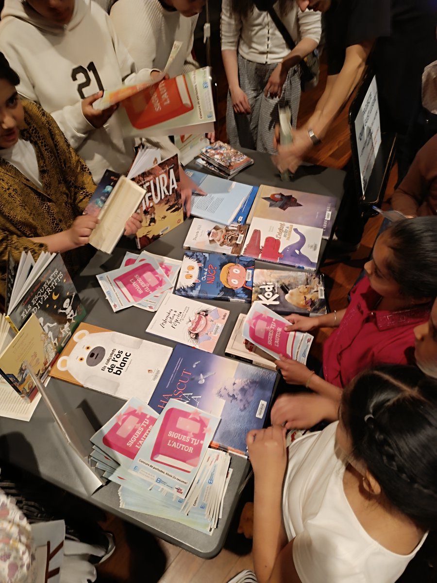 TotRaval's tweet photo. 🎭 Ahir vam celebrar al @Liceu_cat la cloenda de la 13a edició d’“Apadrina el teu Equipament”, on vam poder gaudir d'una mostra de projectes, audiovisuals i teatre creat per l’alumnat participant. 🧶 https://t.co/6mYXn1pkQb