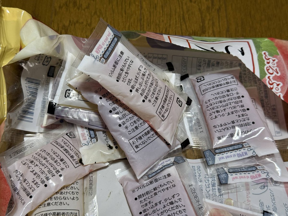 lemnsppy's tweet photo. 内容物漏れて個包装がべとべとで腐敗臭して、黒いカビのようなものが大量に付着していたんだって。それどうなったの？ https://t.co/5PEeiCbuoi
