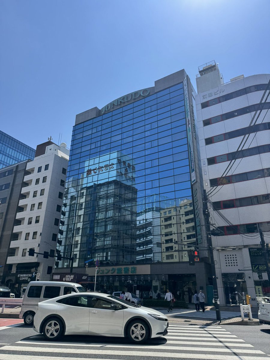 nyasu25's tweet photo. 急に建築の専門書が必要になったのでジュンク堂池袋本店へ。せっかく来たので行政書士の実務書を1冊と、たまたまあった池井戸潤のサイン本を購入😅

午後はcanvaで作りかけの名刺を仕上げてラクスルで発注

あとは開業の挨拶DMをどうしようか悩み中。送るとしても10件ぐらいなので、どうするか...😔 https://t.co/sJP2TPZdRQ