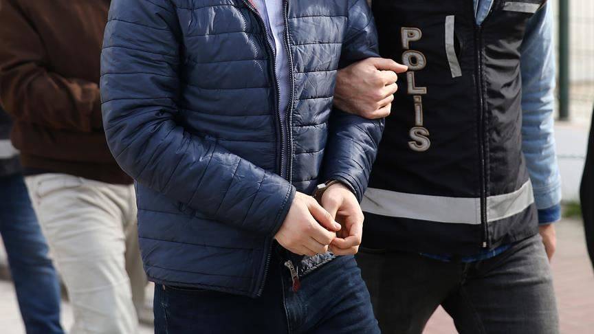 darkwebhaber's tweet photo. Çıplak halde 2. kattan atlayarak ağır yaralanan öğrencinin erkek olduğu ortaya çıktı.

Olayla ilgili tutuklanan öğretim görevlisinin ise ilahiyat fakültesinde görev yaptığı öğrenildi. (Sözcü - Ümit Karadağ) https://t.co/SVlbhTKphD